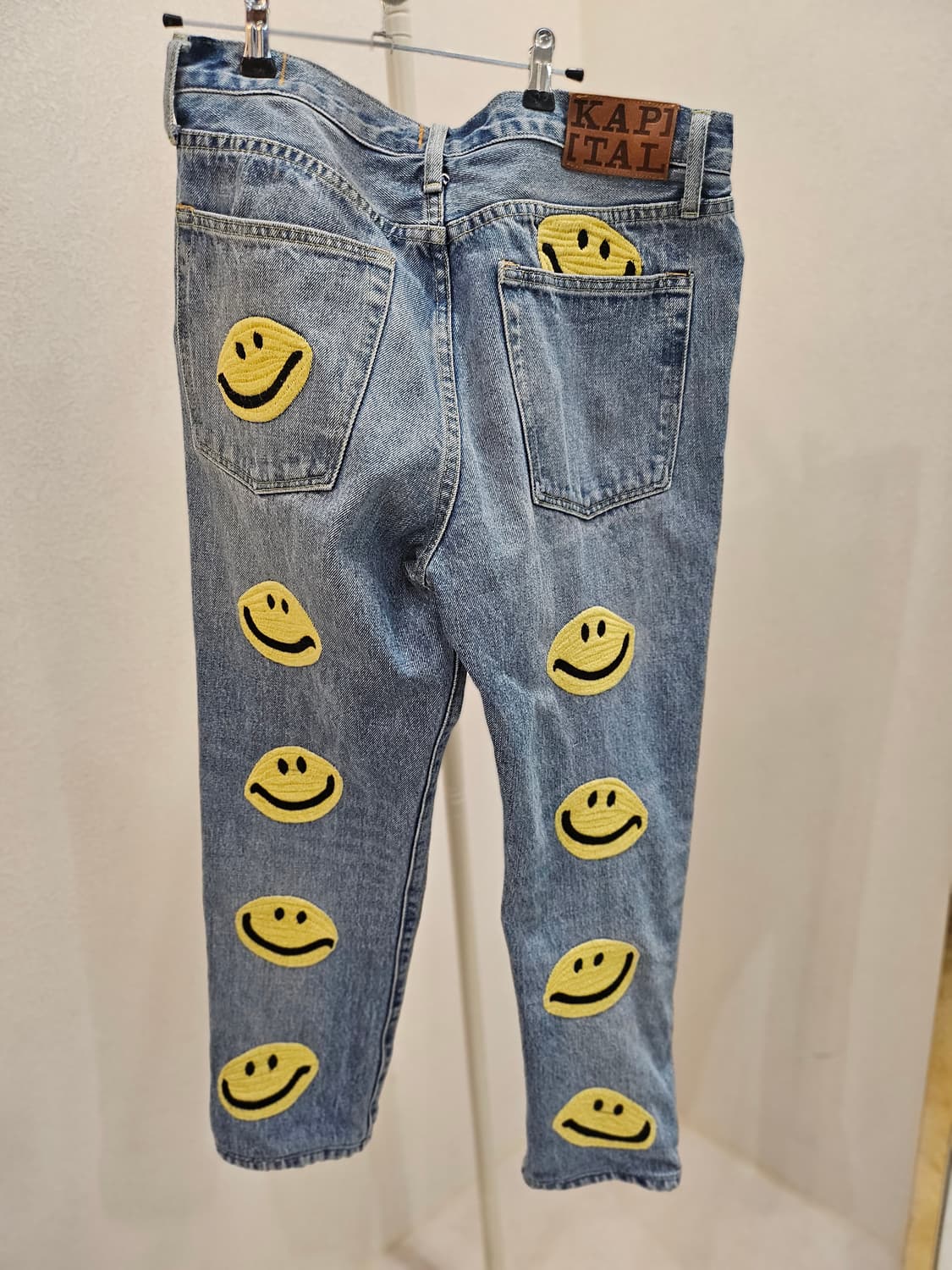 캐피탈 스마일 패치 데님 팬츠 상품이미지1