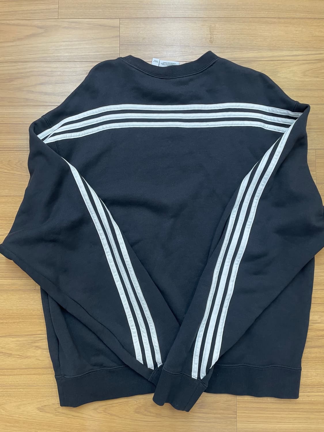 아디다스 검정색 맨투맨 2XL사이즈입니다. 무난한 디자인이라 어느 옷에도 상품이미지2