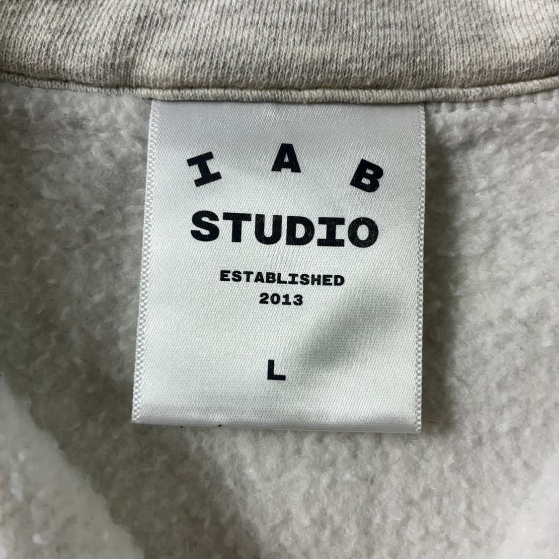 IAB studio  아이앱 스펠아웃 그레이 반집업 맨투맨 상품이미지8