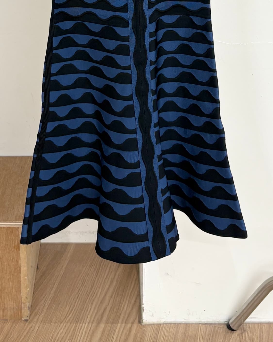 에르베 레제 블랙 블루 링 디테일 슬리브리스 드레스 상품이미지6