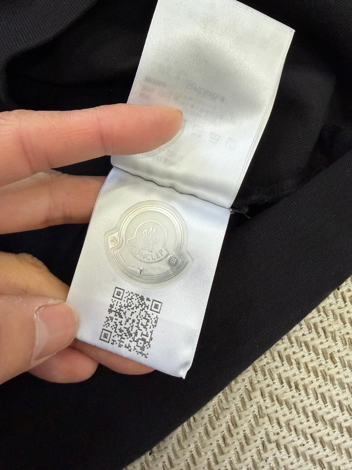 정품) 몽클레어 남성 23ss 하트 로고 블랙 반팔티 M 상품이미지8