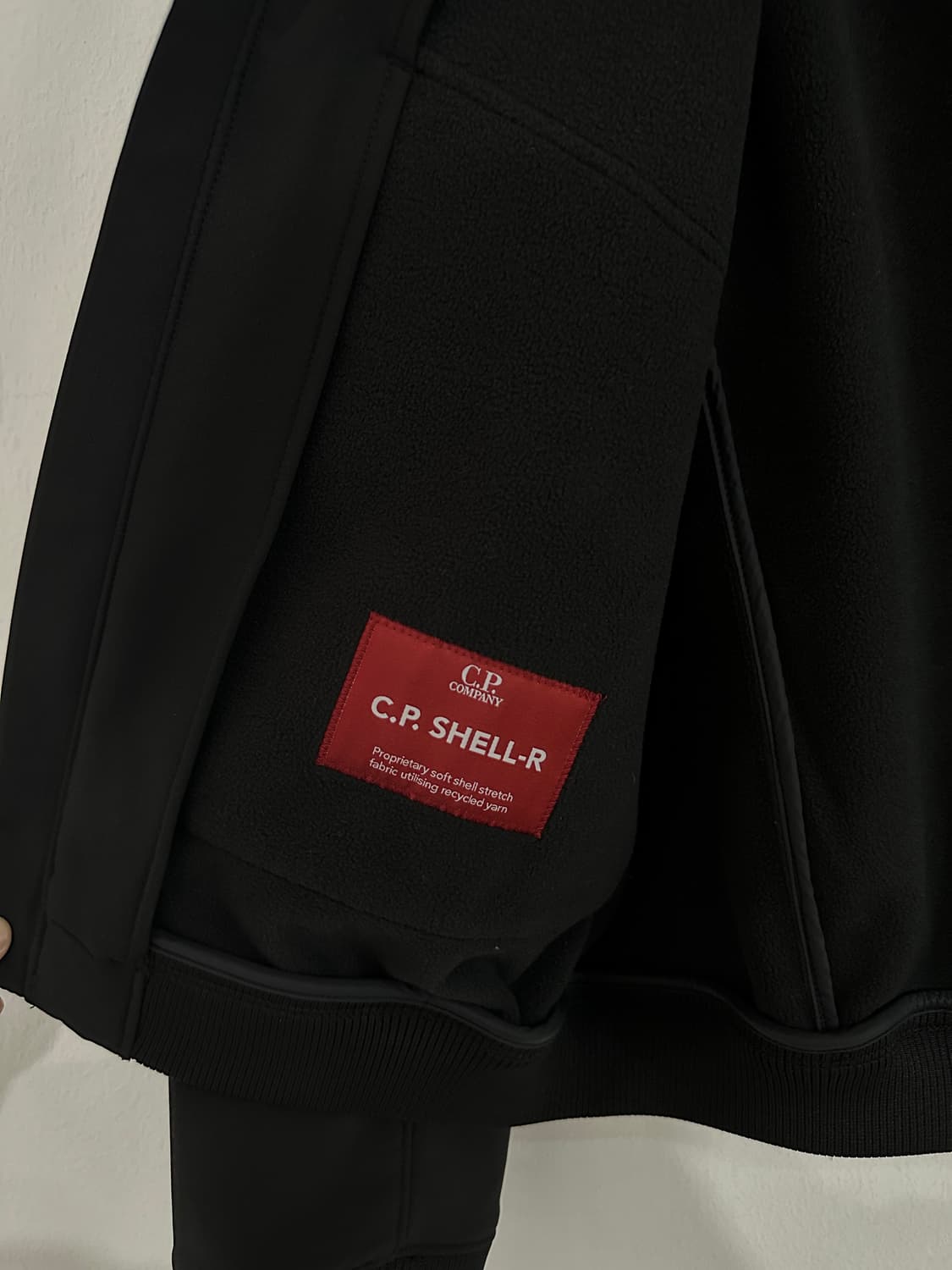 C.P. 컴퍼니 쉘-R 봄버 자켓 블랙 - 23FW 상품이미지4