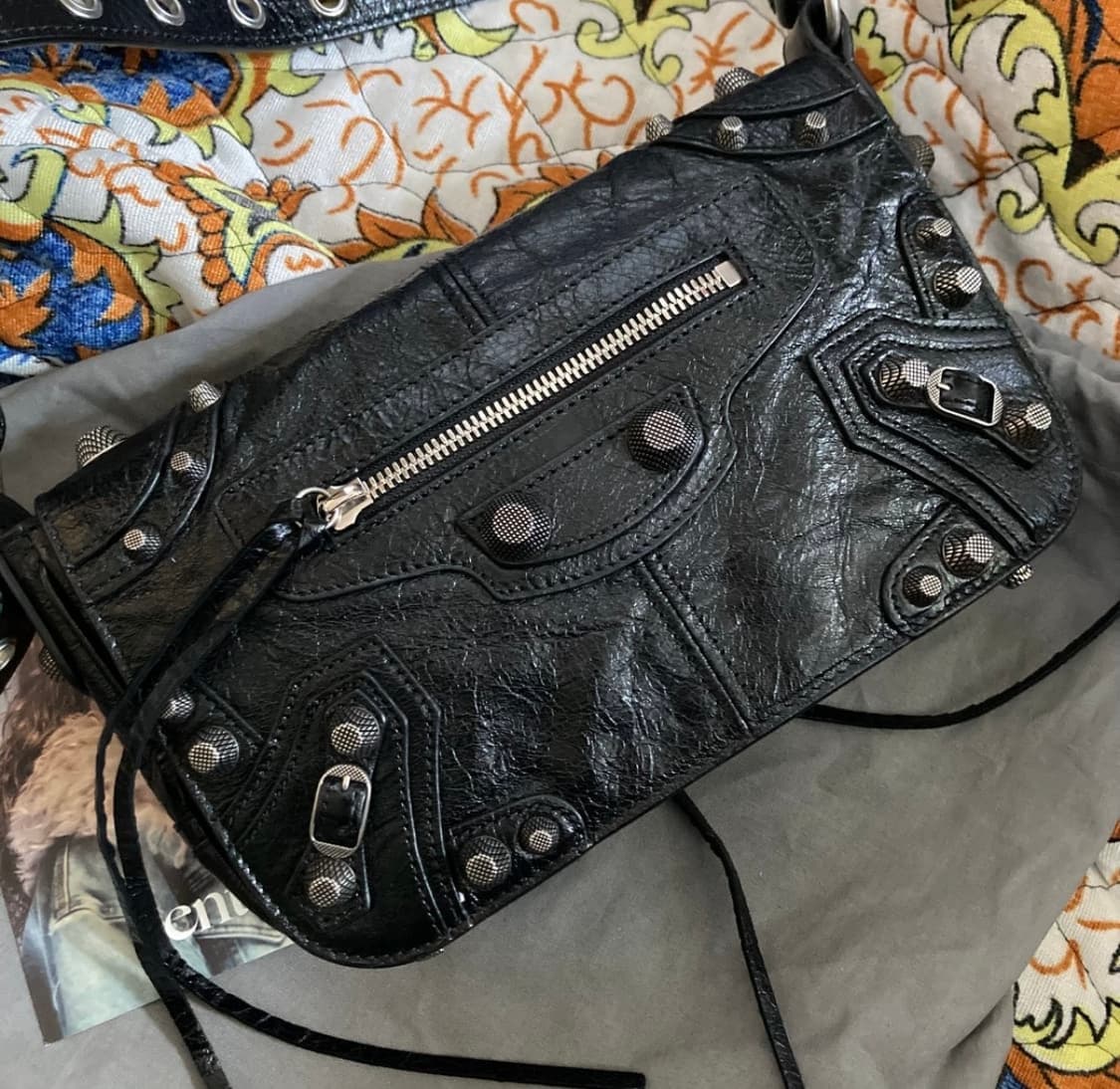 정품 Balenciaga 발렌시아가 아레나 램스킨 르 카골 xs 플립백 상품이미지4