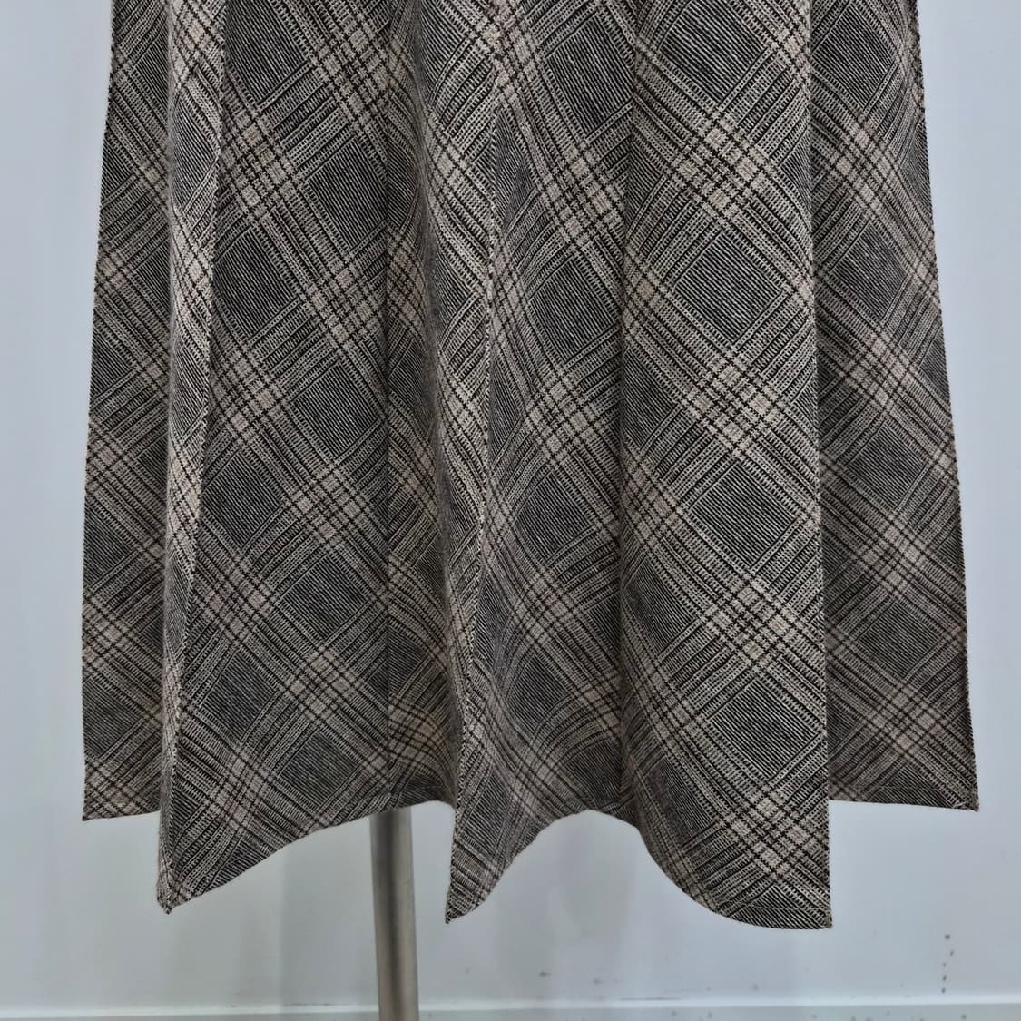 울혼방 브라운 클래식 체크 플레어 롱스커트  상품이미지4