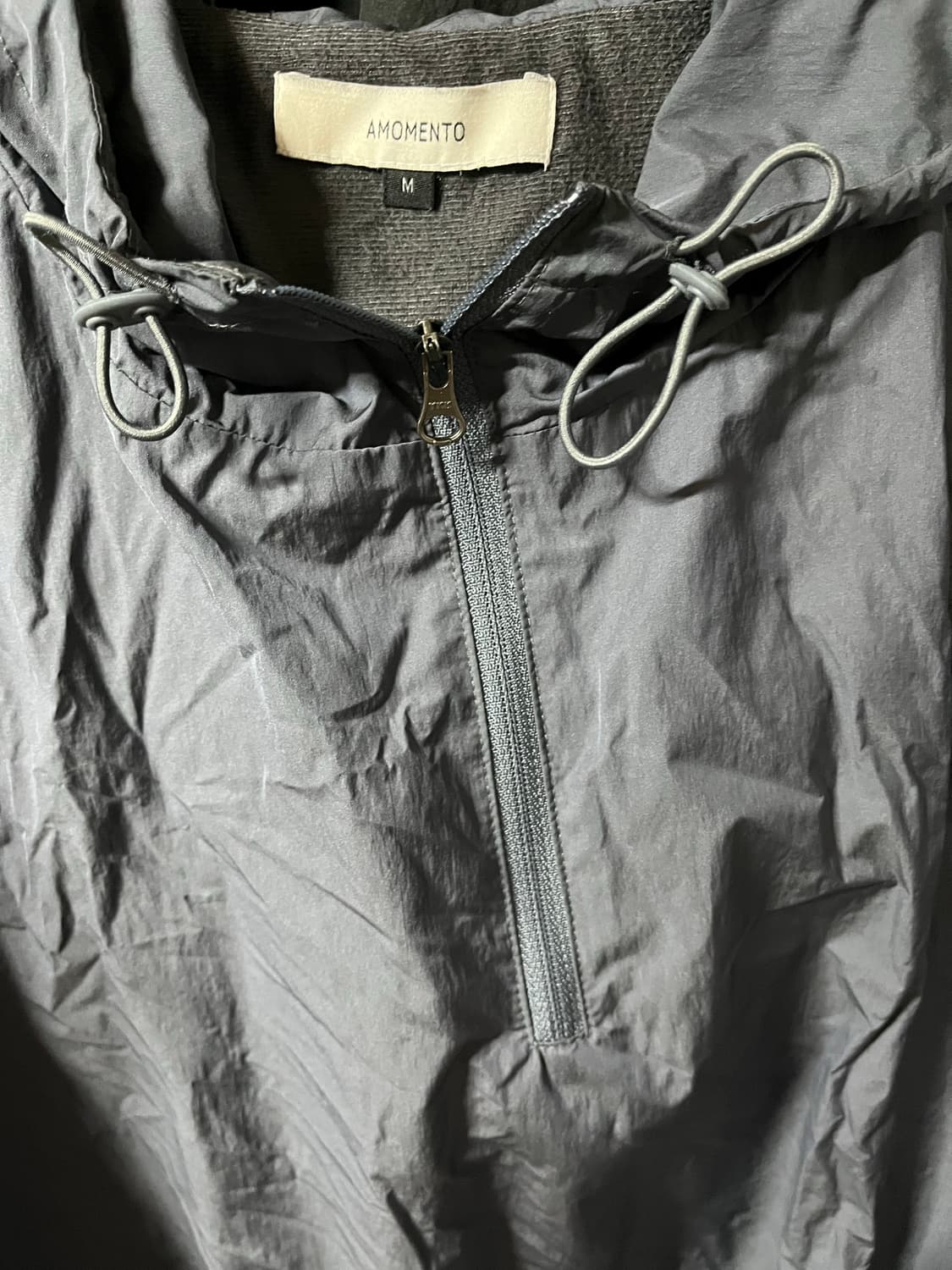 (M) 23fw 아모멘토 나일론 하프집업 차콜 상품이미지3