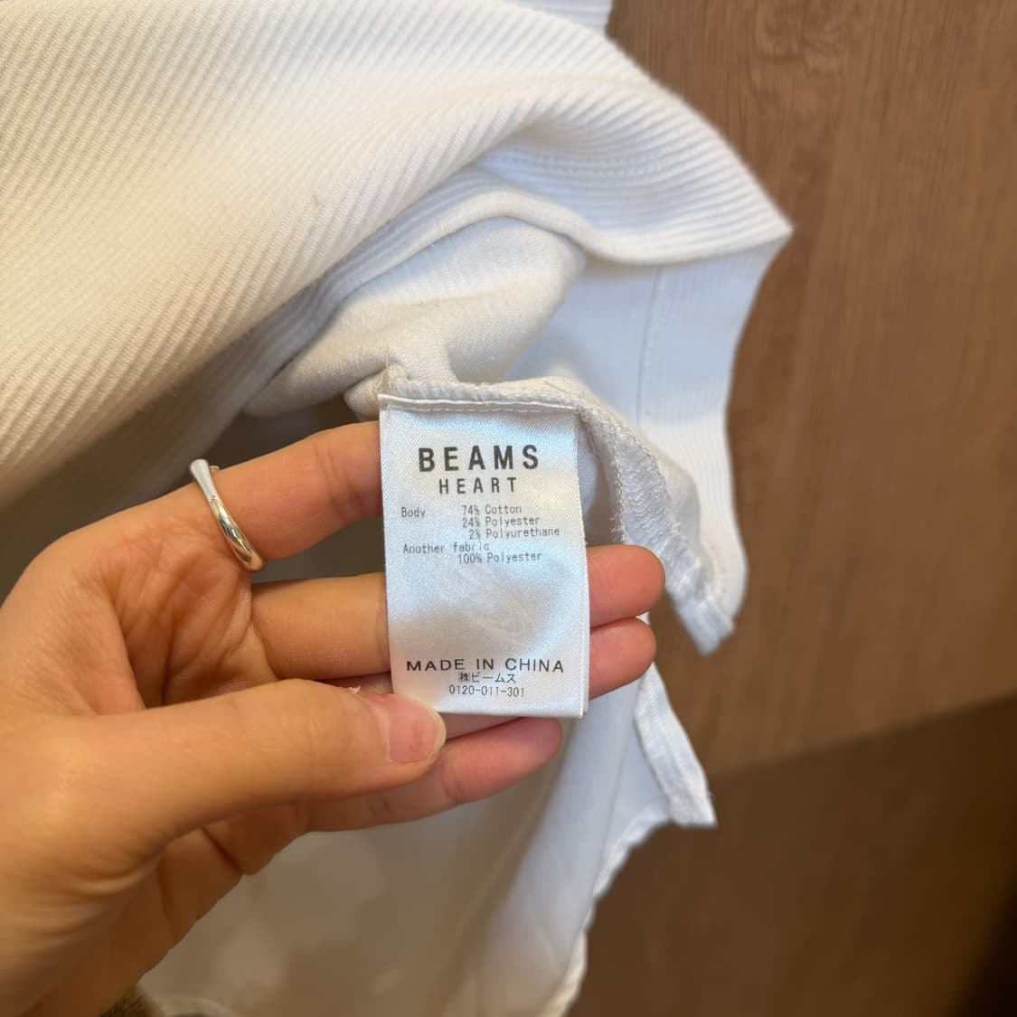 빔즈 하트 슬릿넥 슬리브리스 블라우스 레이어드 디테일 루즈핏 아이보리 상품이미지6