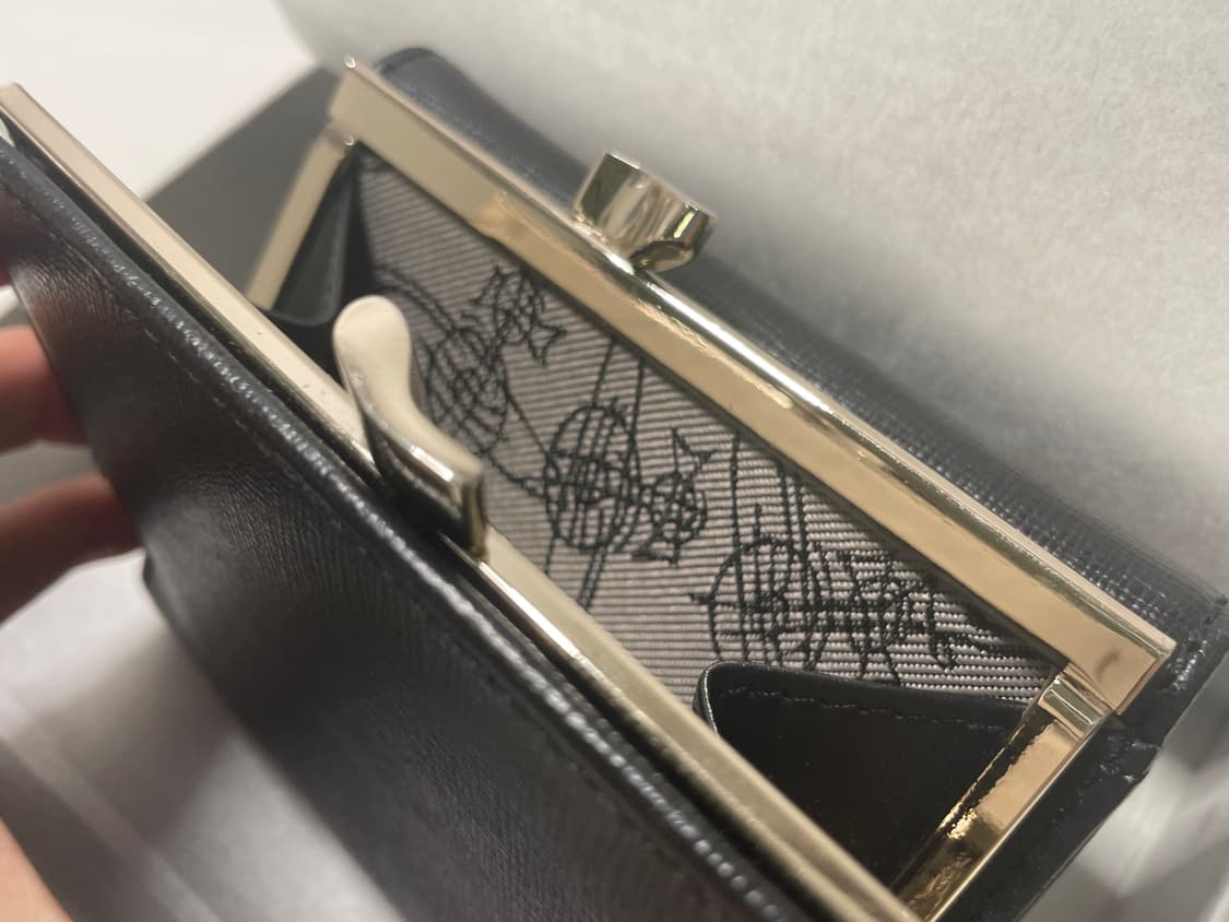 비비안 웨스트우드 빅토리아 스몰 로고 프레임 블랙 지갑 반지갑 상품이미지4