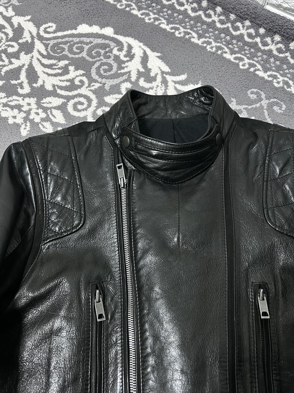 솔리드 옴므 퀼티드 판넬 레더 자켓 상품이미지4