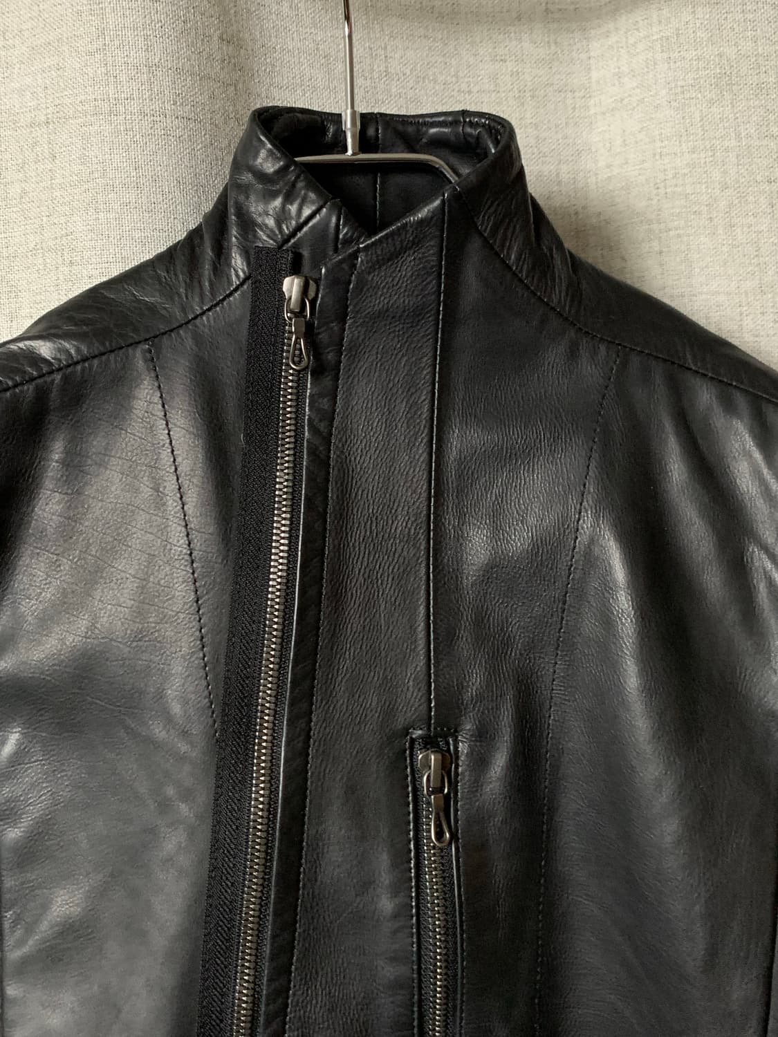 Julius 16fw 슬래쉬 하이넥 레더자켓 상품이미지4