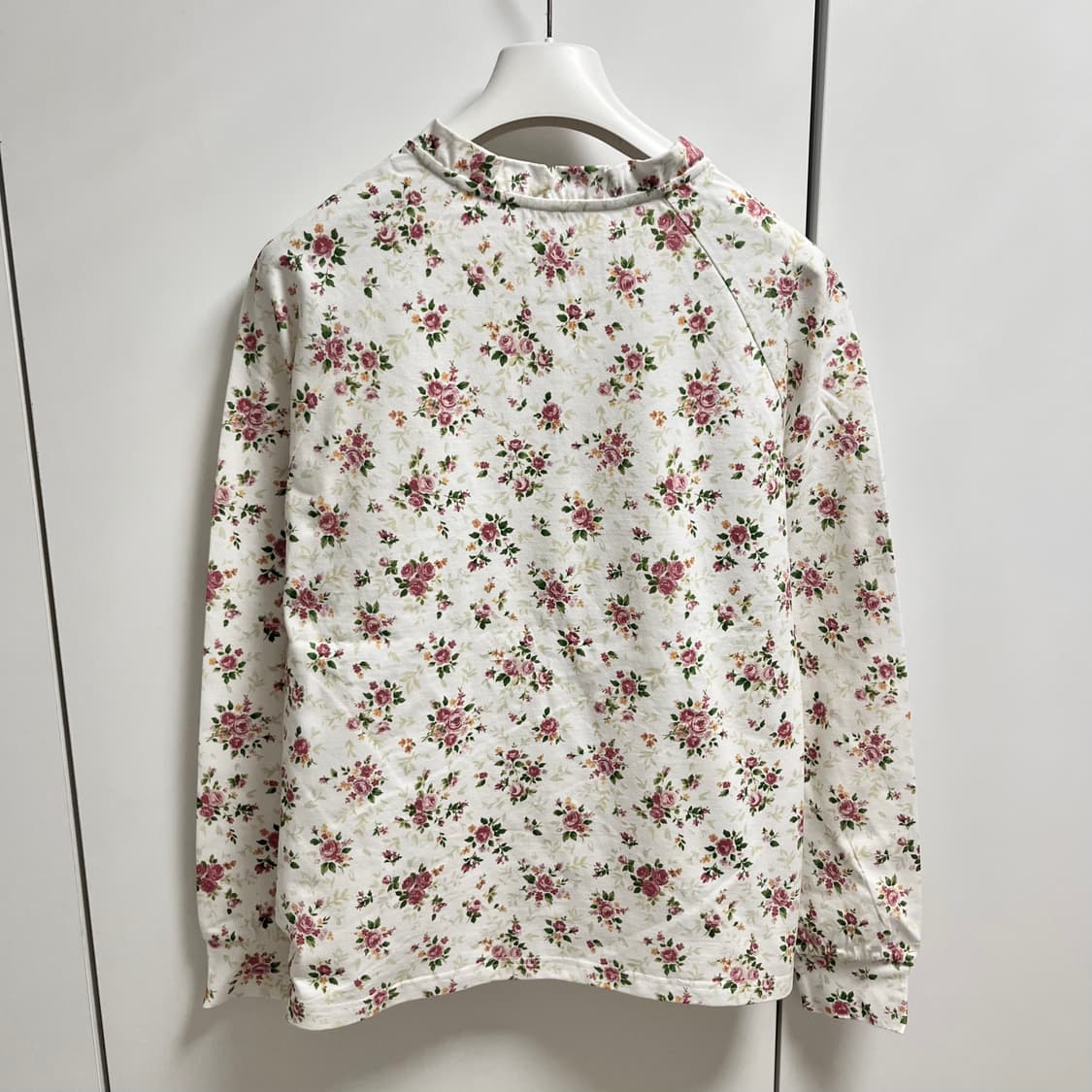 [6,8,10]슈슈통 26ss 플로럴 롱 슬리브리스 탑/화이트 상품이미지3