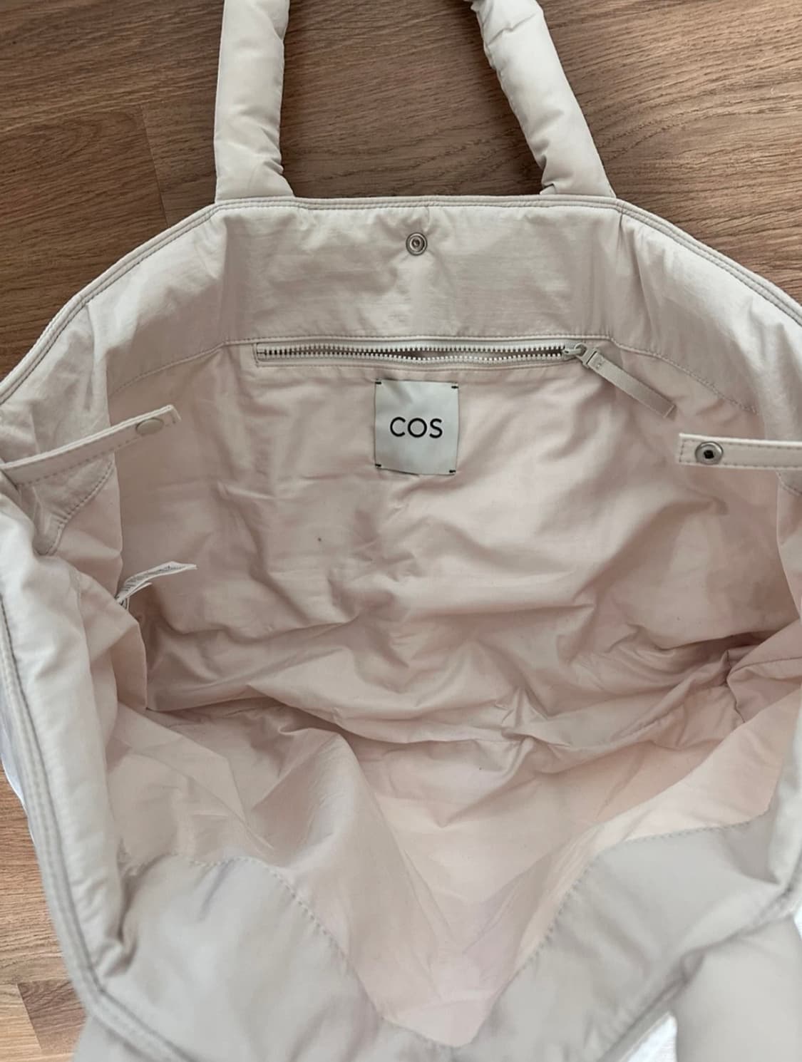 코스 패디드 토트백 상품이미지2