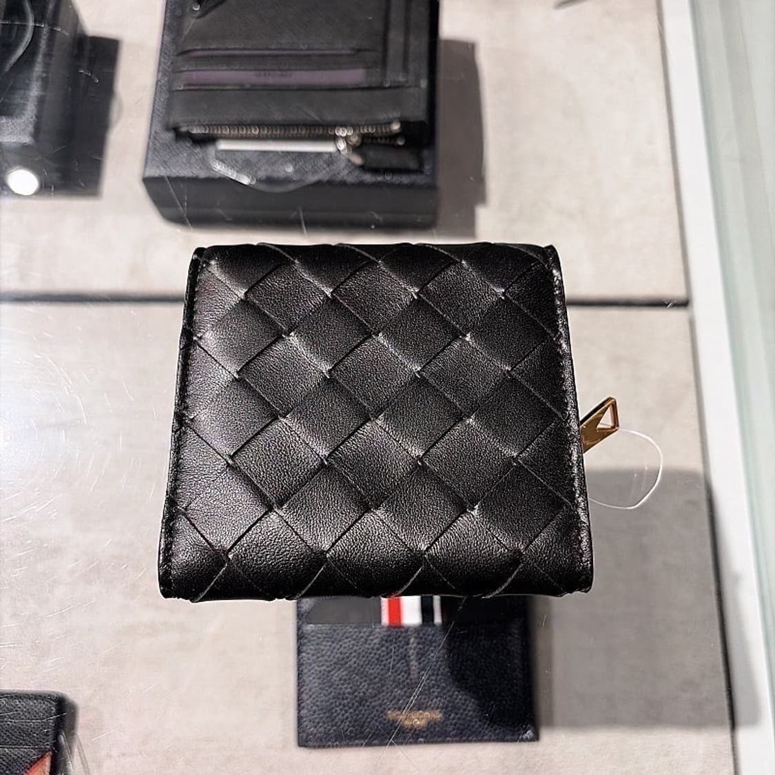 (정품/새상품) 보테가베네타 여성 블랙 인트레치아토 위빙 트라이폴드 지갑 상품이미지2