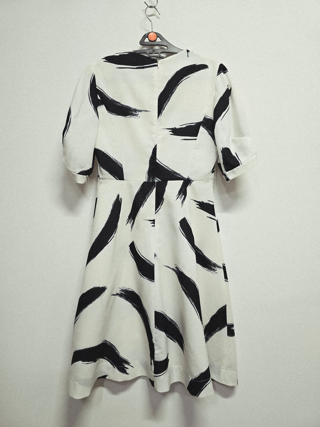 모조에스핀 화이트 블랙 브러쉬 패턴 원피스 상품이미지4