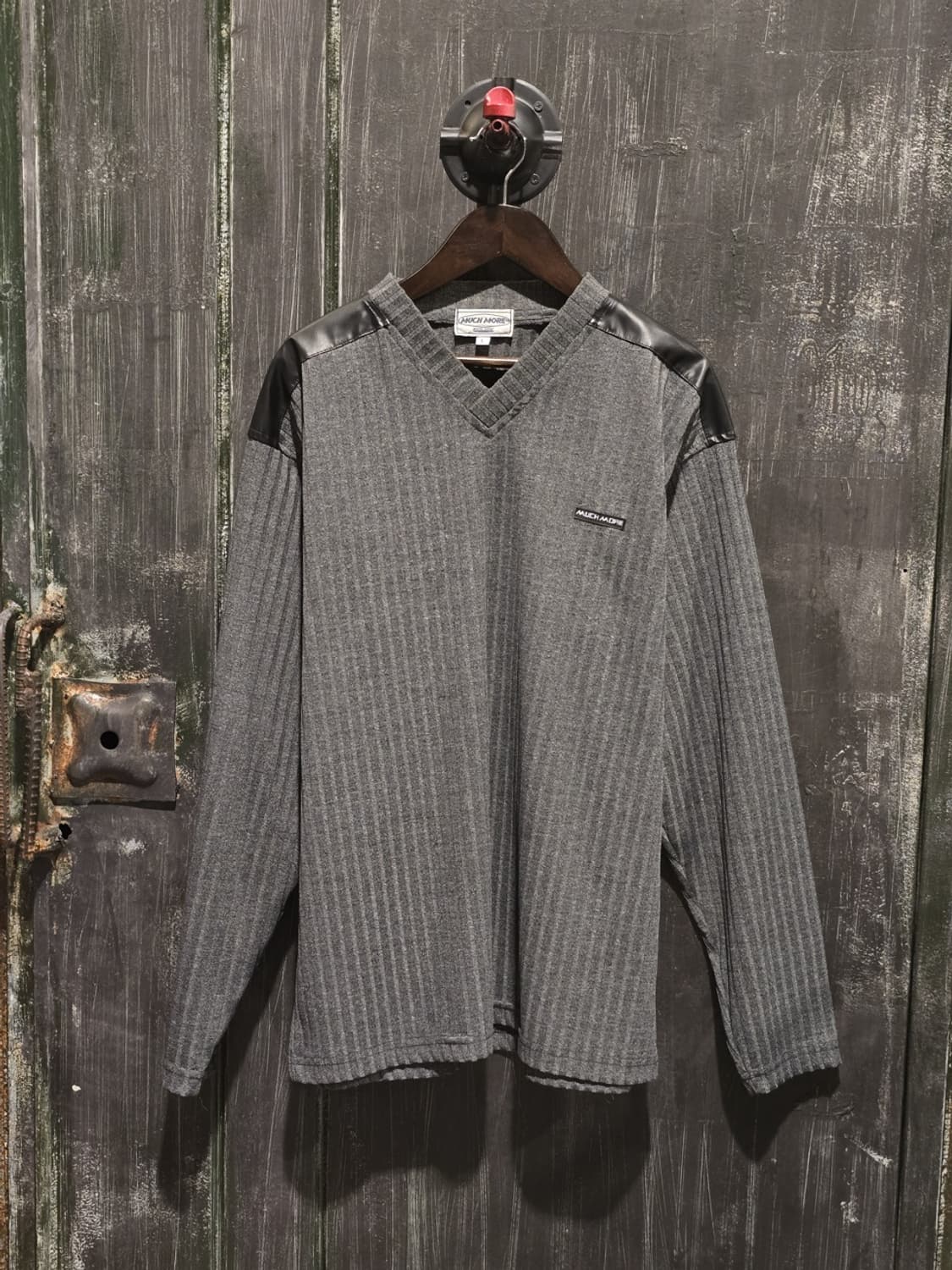MUCH MORE Shoulder Pad V-neck Top 상품이미지1