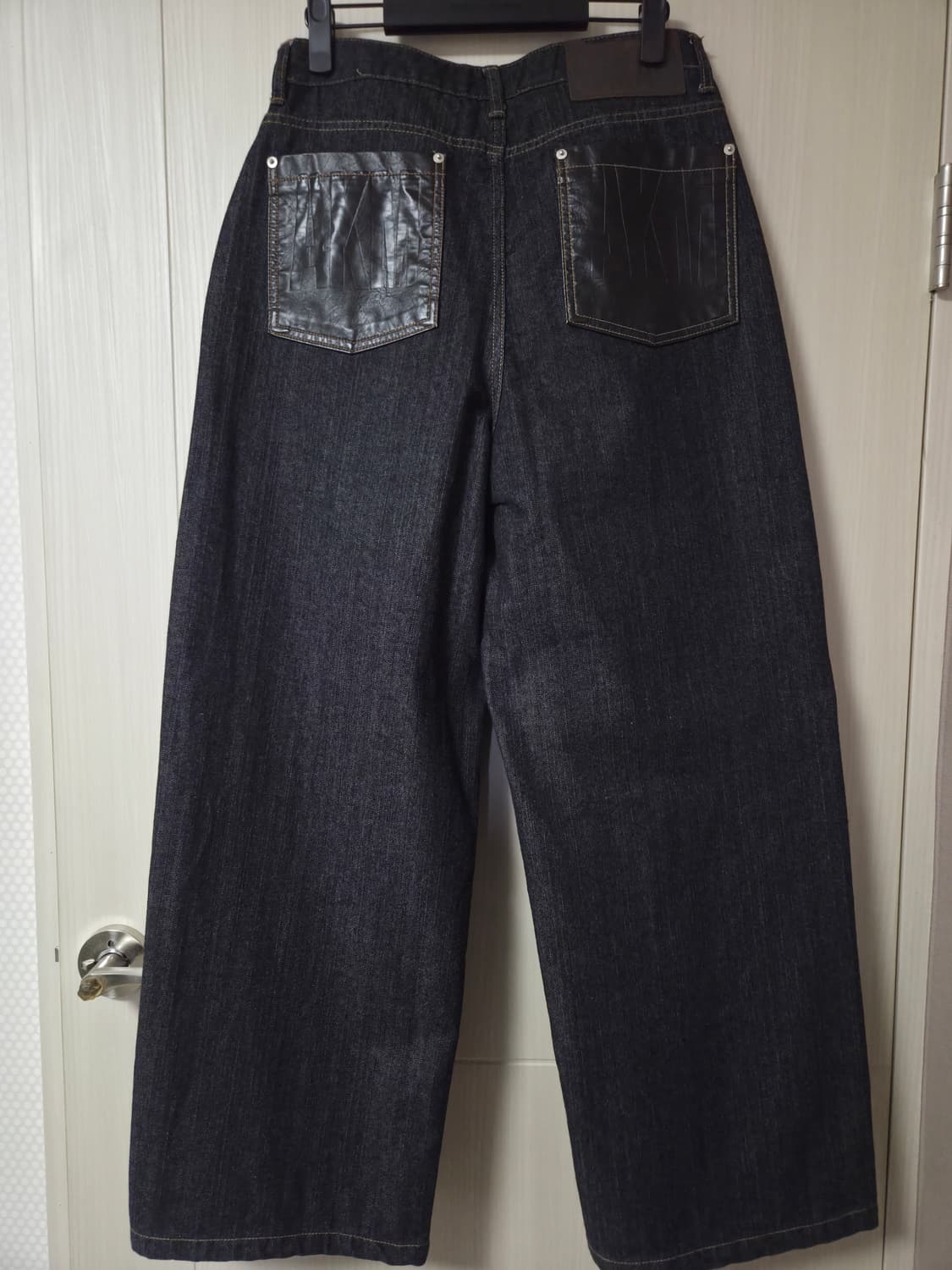 [2] 아캄 레더 패치 데님 팬츠 상품이미지3