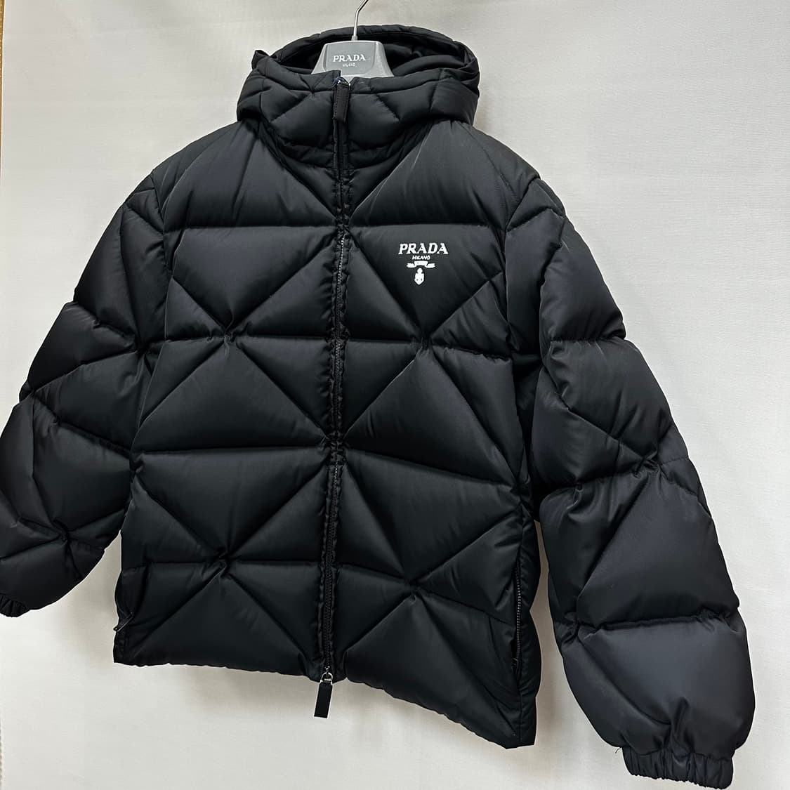 프라다 리나일론 개버딘 크롭 다운 자켓 ( 여성 오버핏 ) 상품이미지3