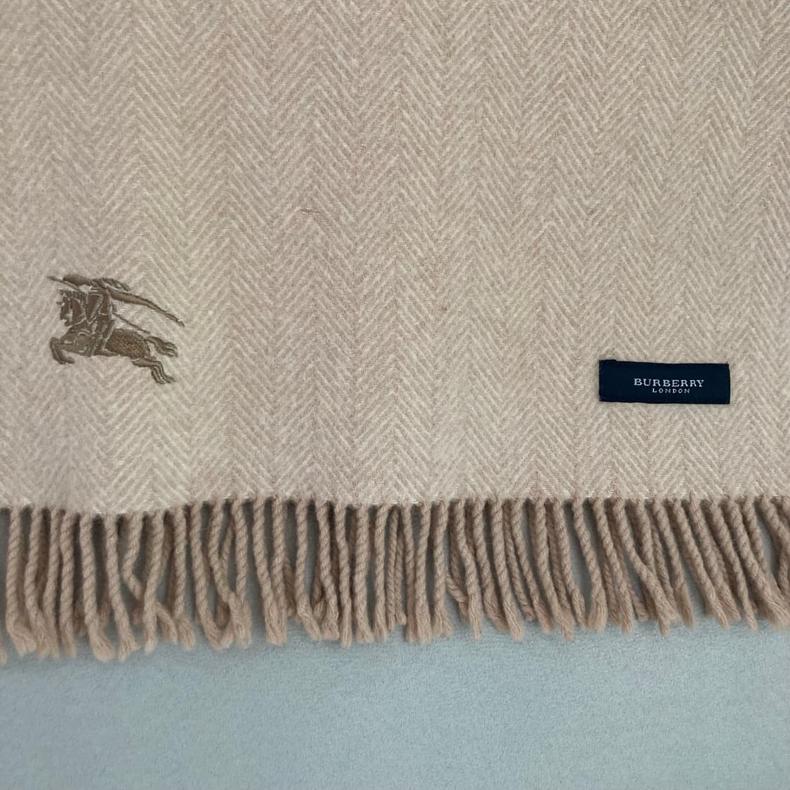 정품) 버버리 울100 숄 겸 무릎담요 베이지 상품이미지2