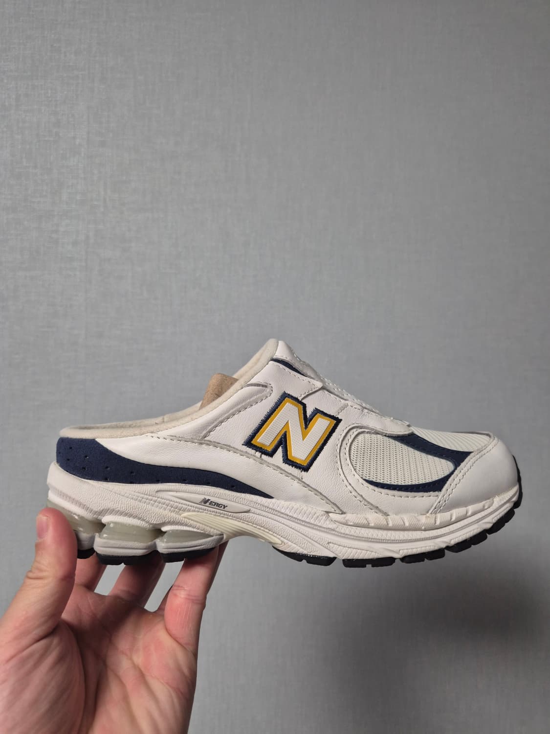 [230] 뉴발란스 2002R 뮬 화이트 네이비 블루 상품이미지1