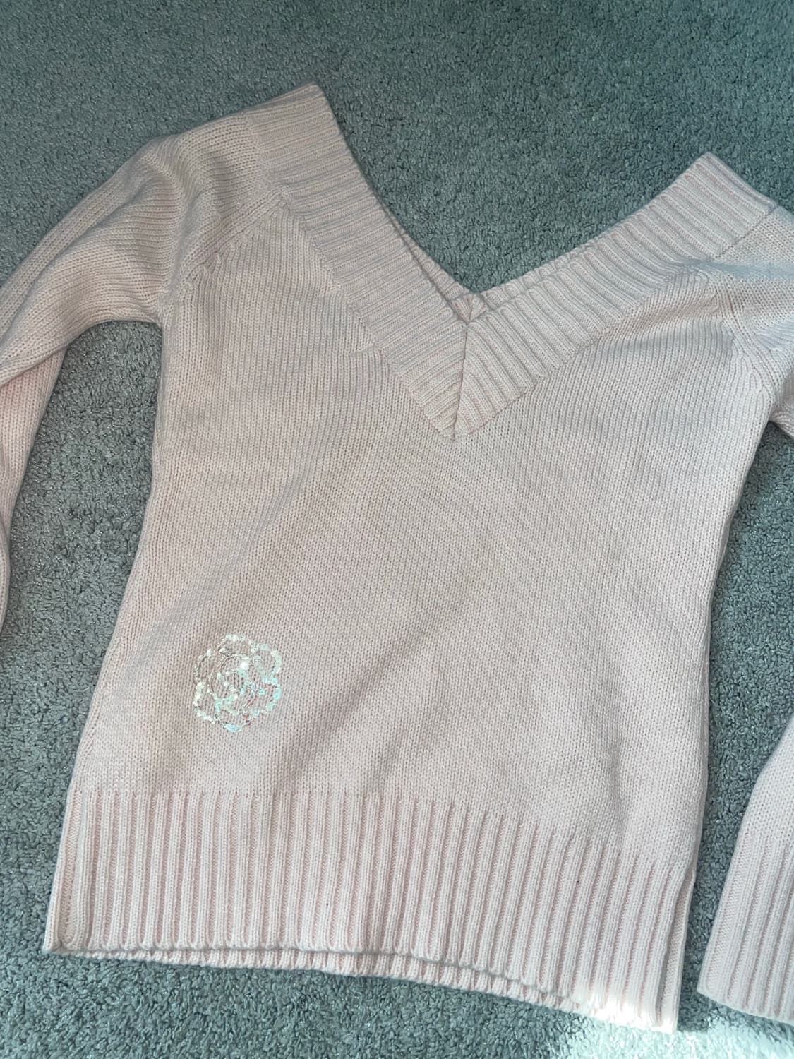 리즈리사 브이넥 오프숄더 니트 (착샷) 상품이미지2