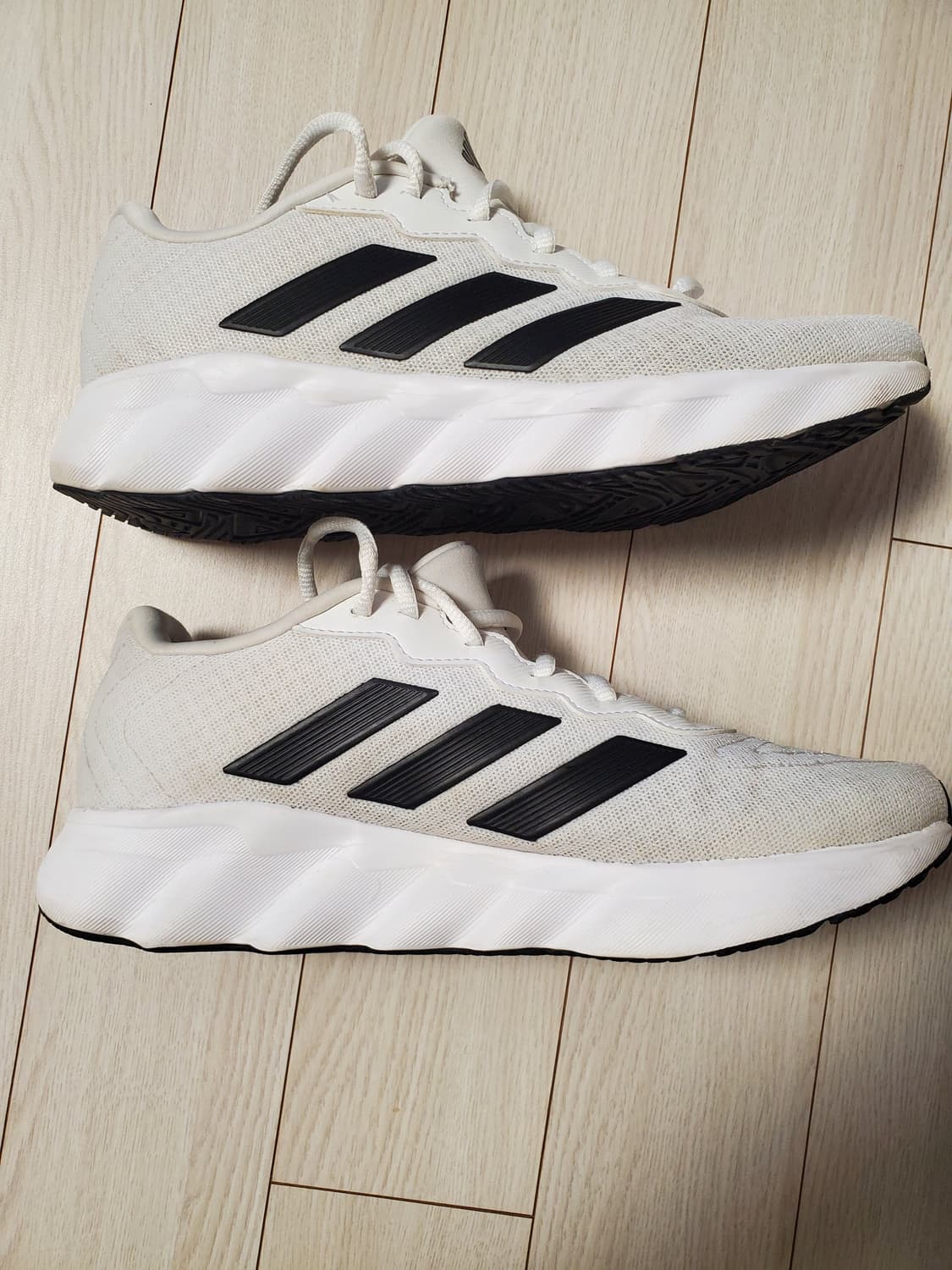 아디다스 운동화 스위치 무브 U 화이트 러닝화 ID5252 사이즈250
 상품이미지8