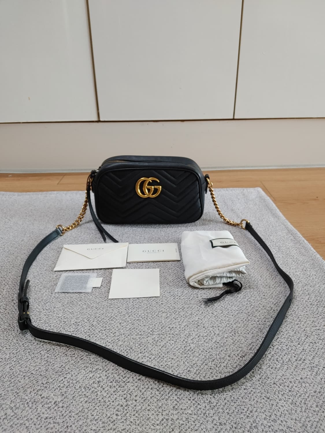 정품 구찌 GG 마몽 마몬트 마틀라세 스몰 카메라백 크로스백 상품이미지1