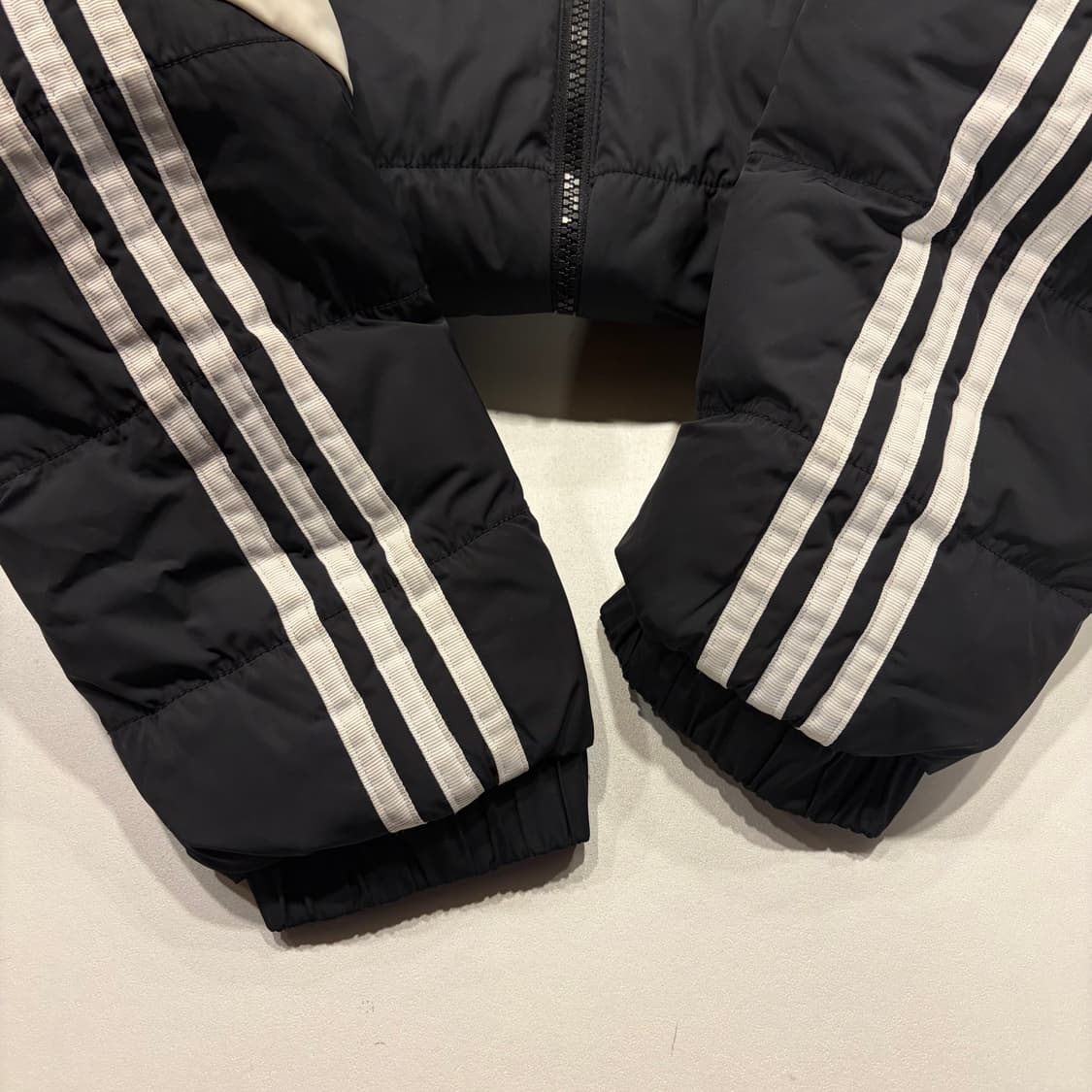 [L] 아디다스 다운 후드 패딩 블랙/화이트 삼선 B832 상품이미지6