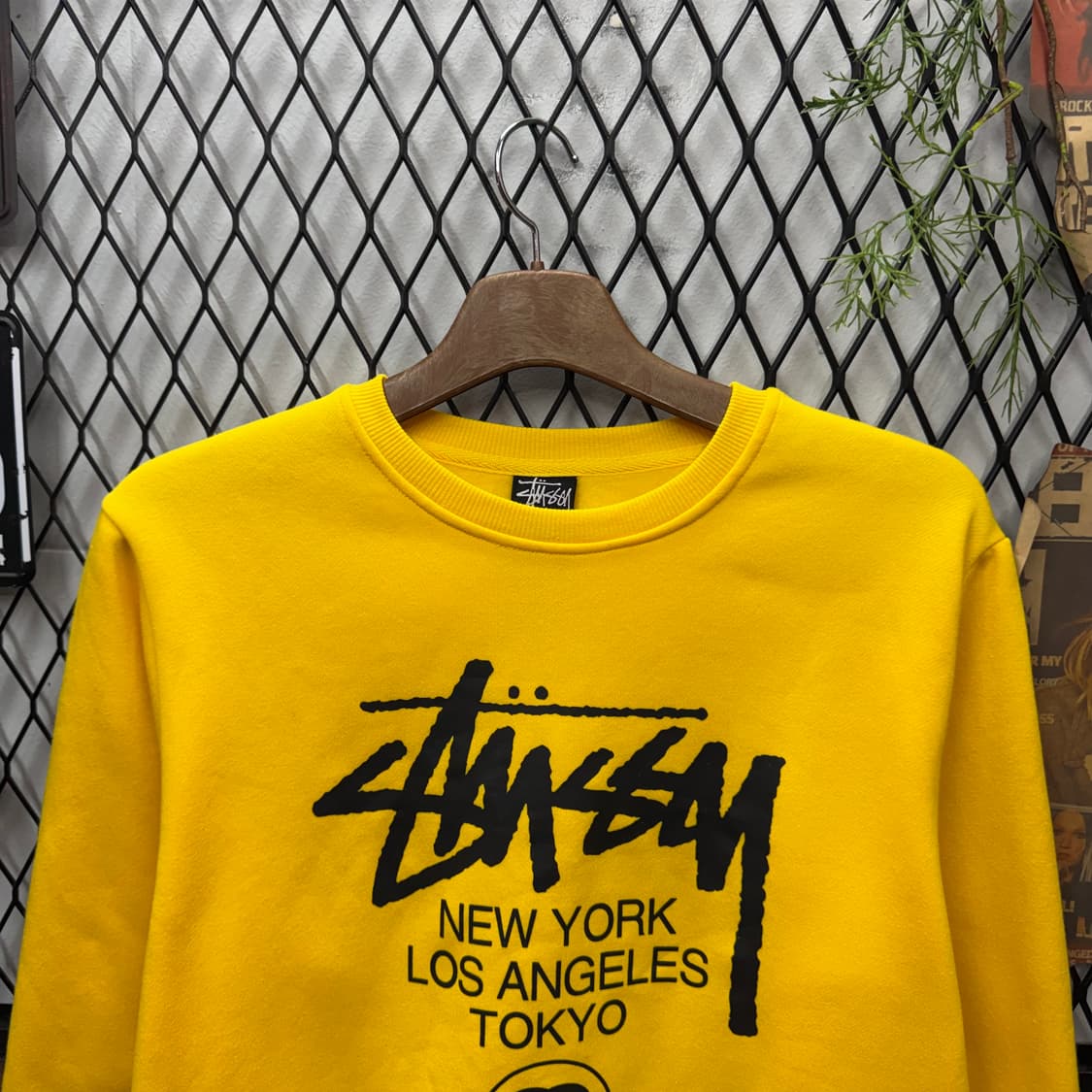 스투시 월드투어 크루넥 스웻셔츠 전후면 레터링 포인트 옐로 상품이미지3