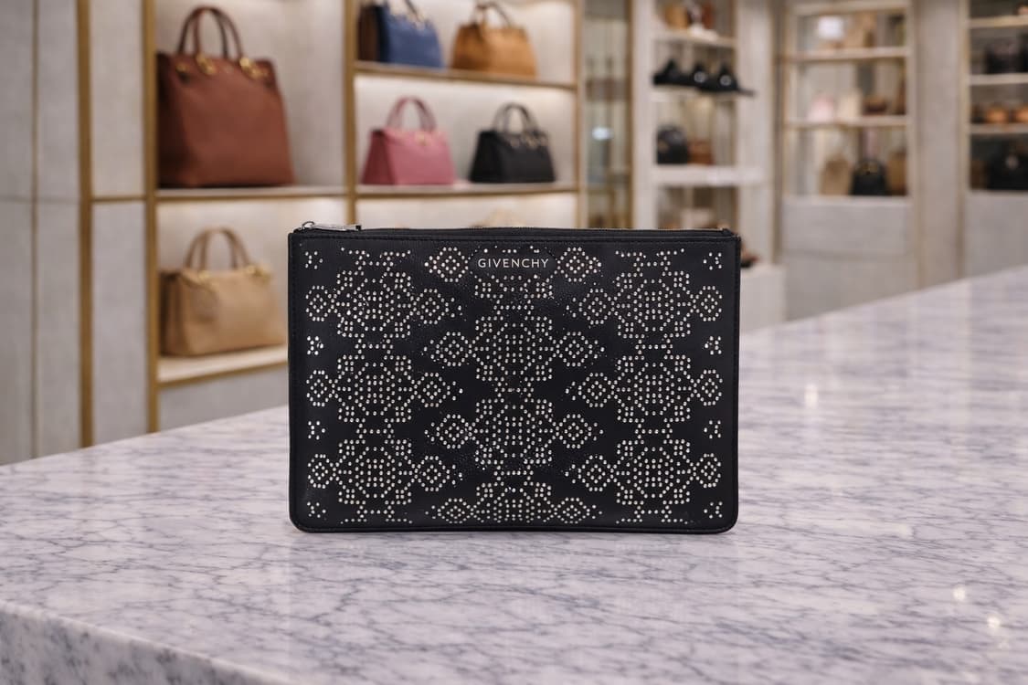 [S급] 지방시 스터드 장식 레더 클러치백 판매합니다!!! 상품이미지1