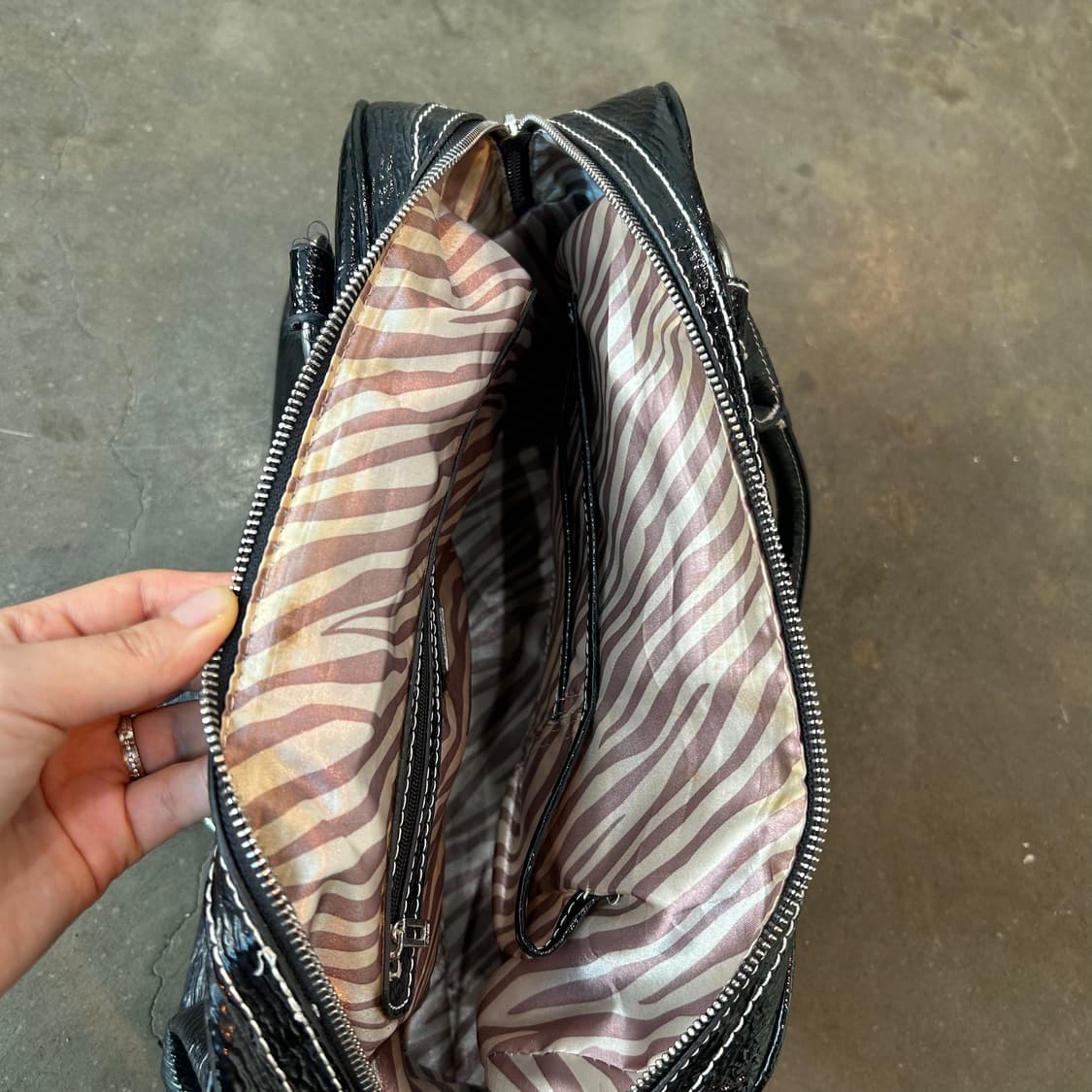 Guess 애나멜 숄더백 상품이미지4