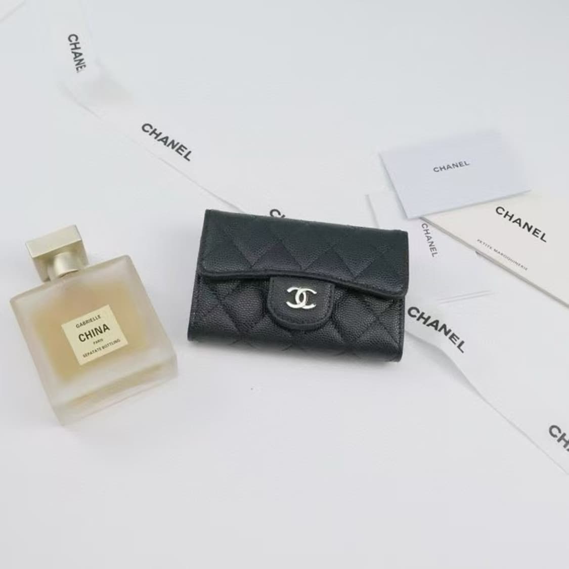 샤넬 클래식 카드 홀더 그레인드 카프스킨 & 골드 메탈 블랙 상품이미지1