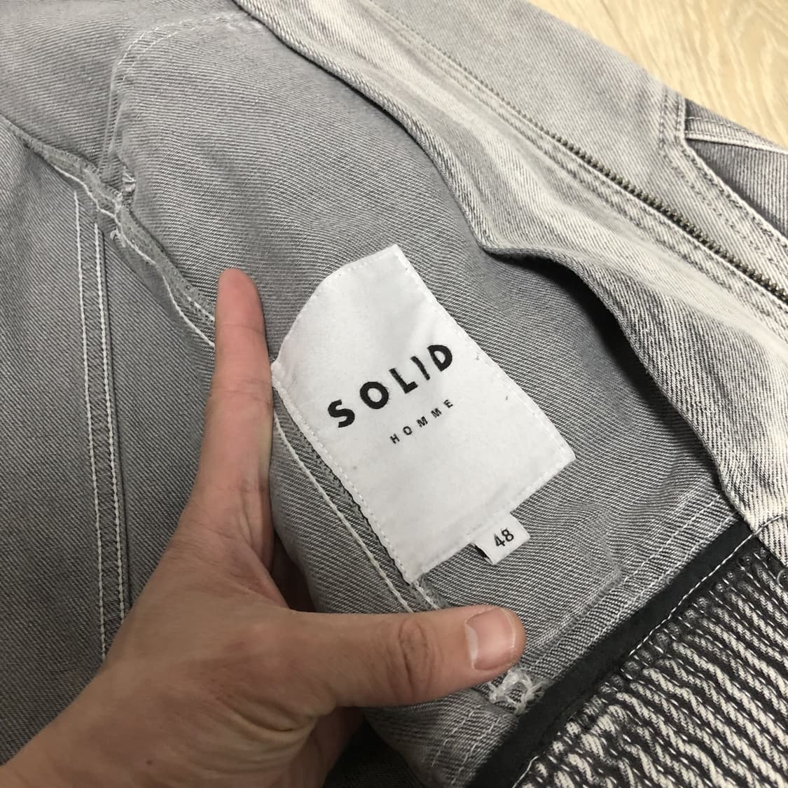 (48) 새상품 솔리드 옴므 23 SS 라이트 그레이 페이디드 데님 봄버 상품이미지6