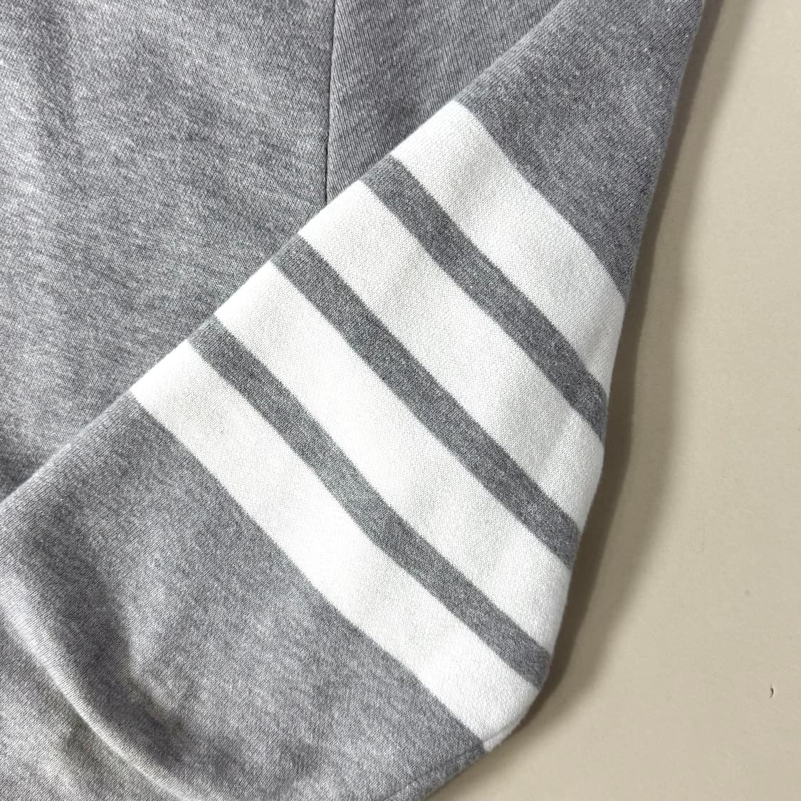 [3/당일출고]톰브라운 사선완장 후드집업 상품이미지5