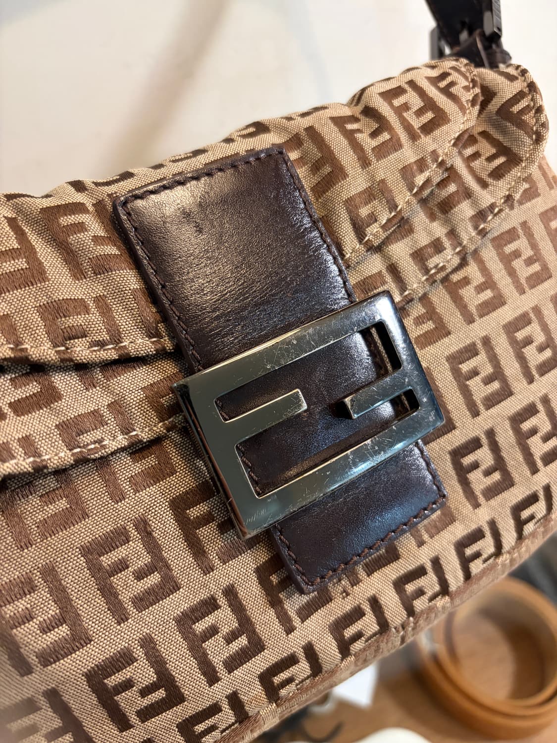 펜디 주키노 더블 플랩 바게트 백 상품이미지5