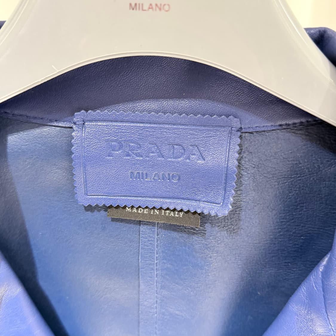 (A+/52) / 프라다 삼각로고 나파 레더 반팔 셔츠 애비에이션 블루 상품이미지5