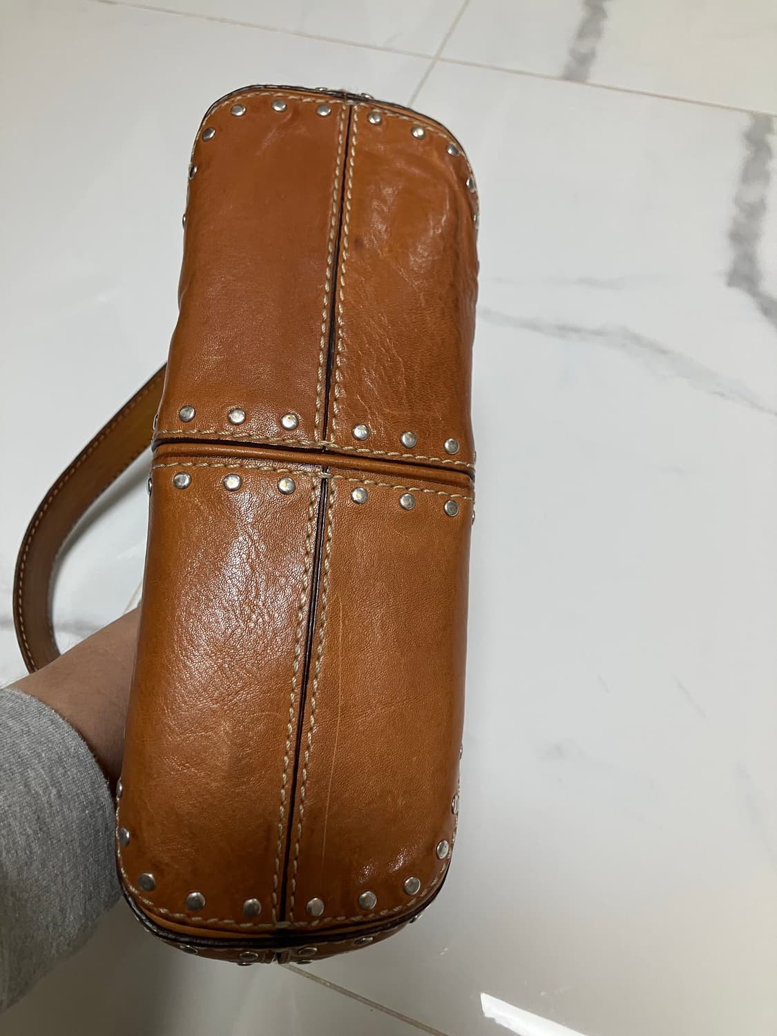 마이클 코어스 브라운 가죽 스터드 astor 아스터 미니 숄더백 상품이미지5