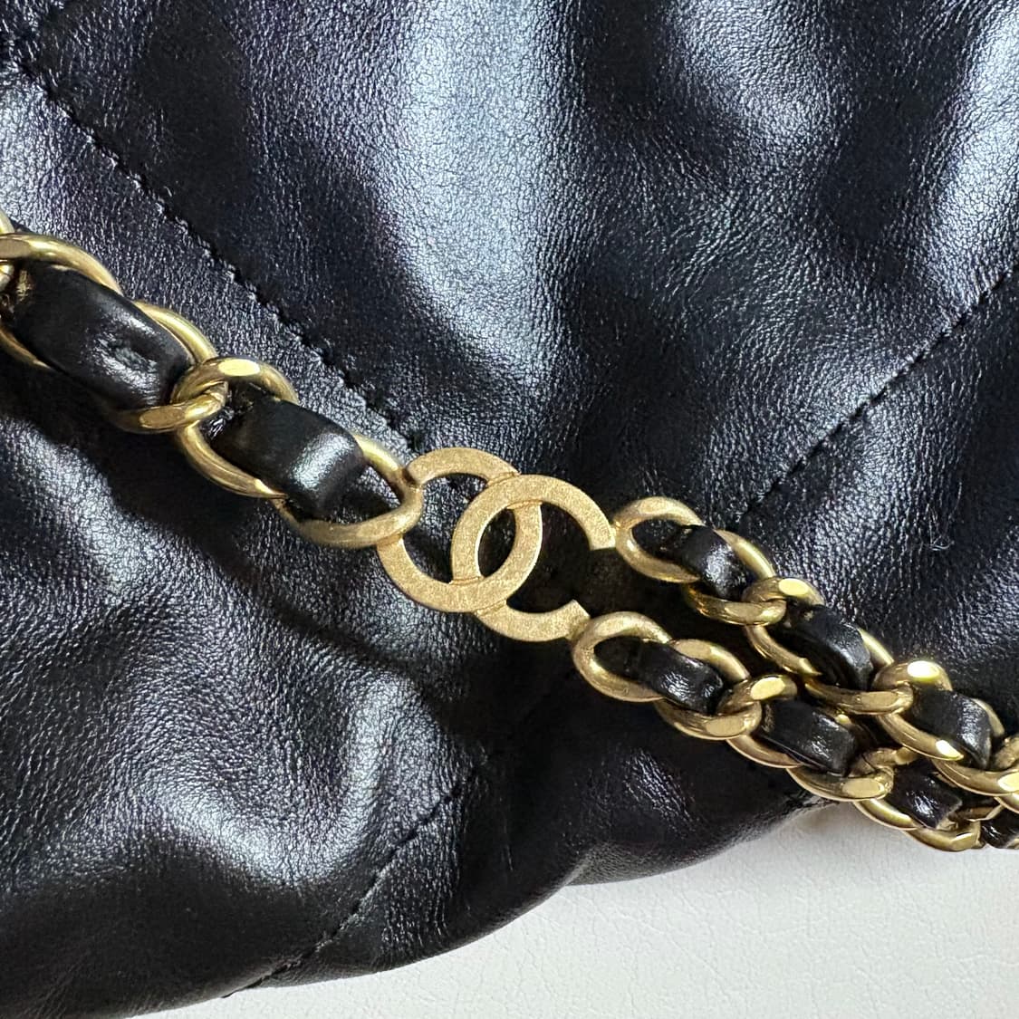 [거의 새제품] 정품 샤넬 22백 미듐 블랙 금장 체인 (숄더백/백팩) 상품이미지8