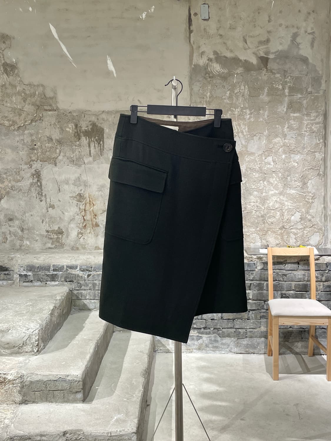 인스크리어 카키 포켓 랩 울 미디스커트 상품이미지1