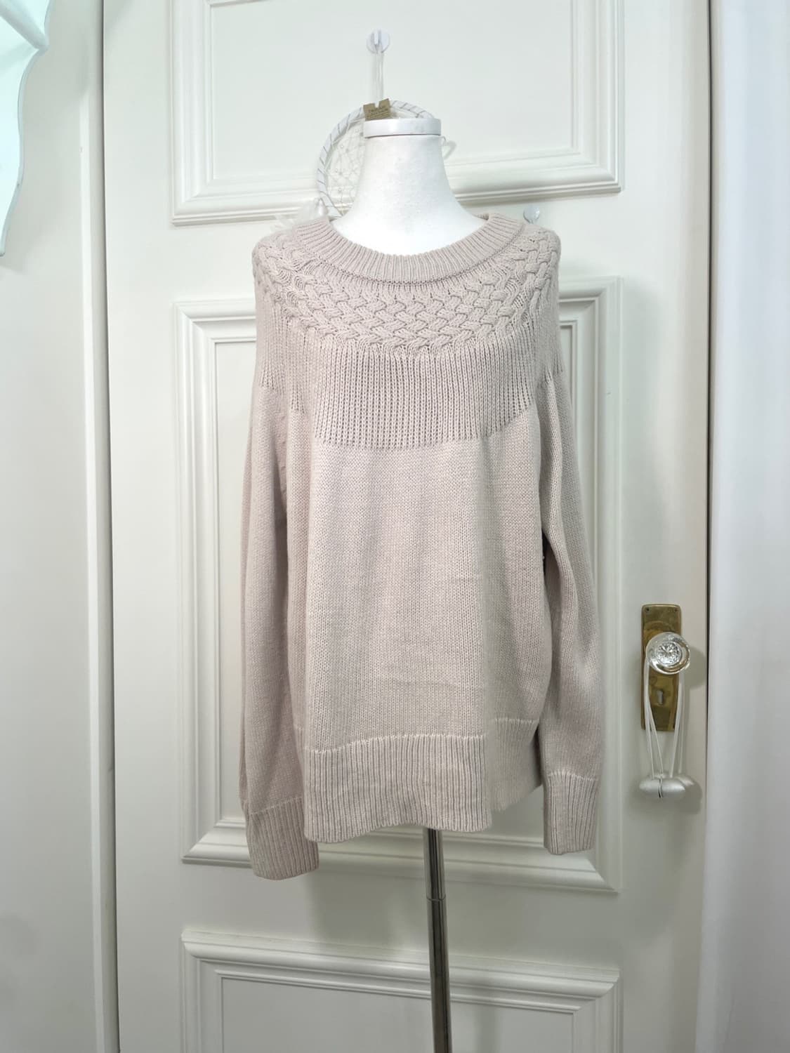 ivory shoulder twist reglan over sweater 상품이미지1