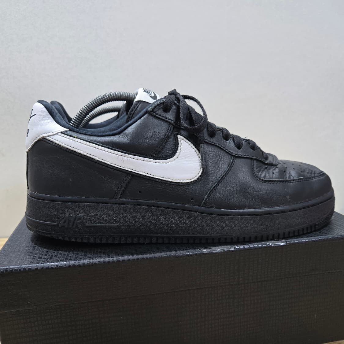 285 나이키 에어포스1 로우 레더 블랙 화이트 상품이미지7