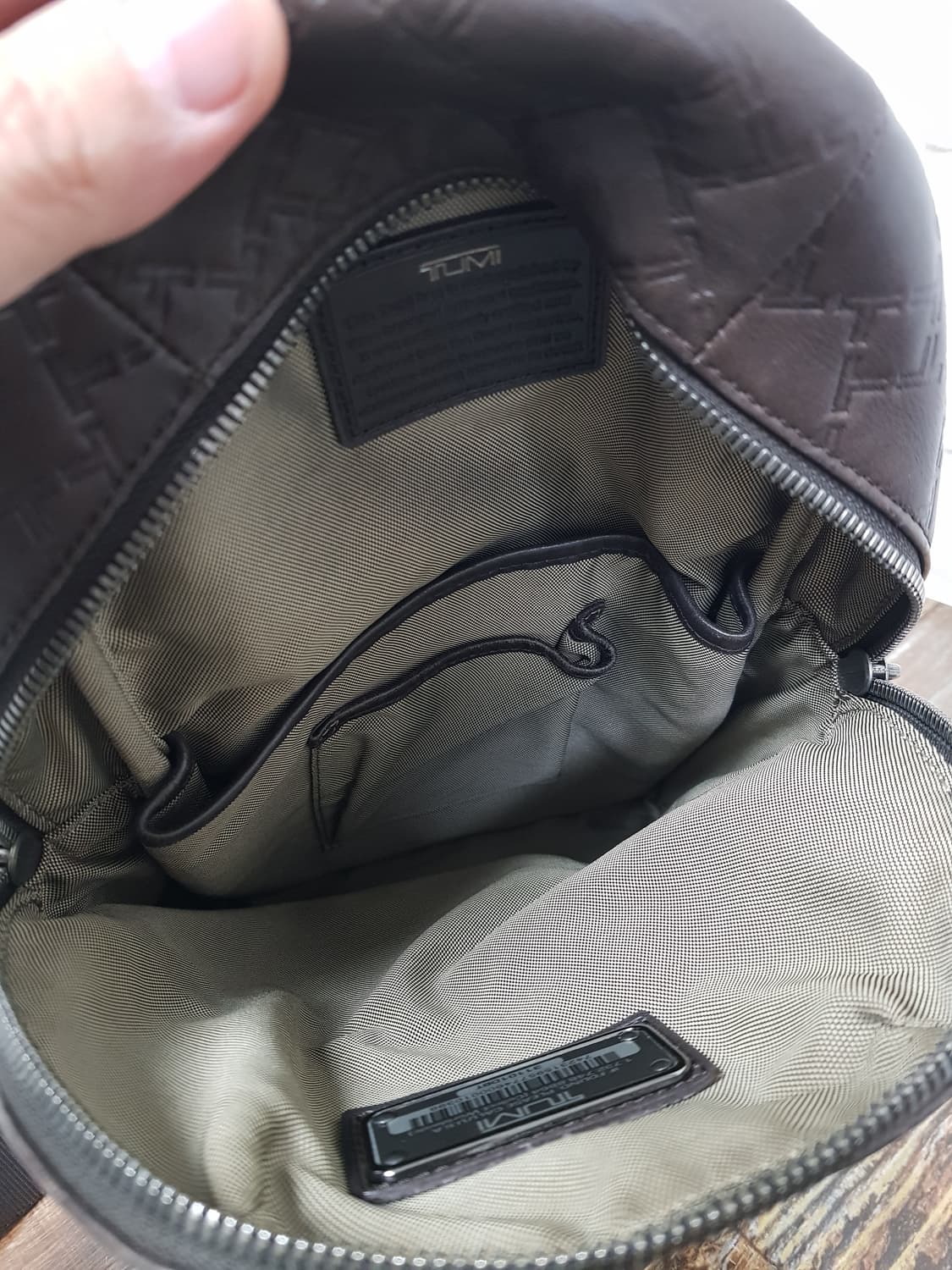 [정품] 투미 티콘 레더 슬링백 다크브라운 상품이미지7