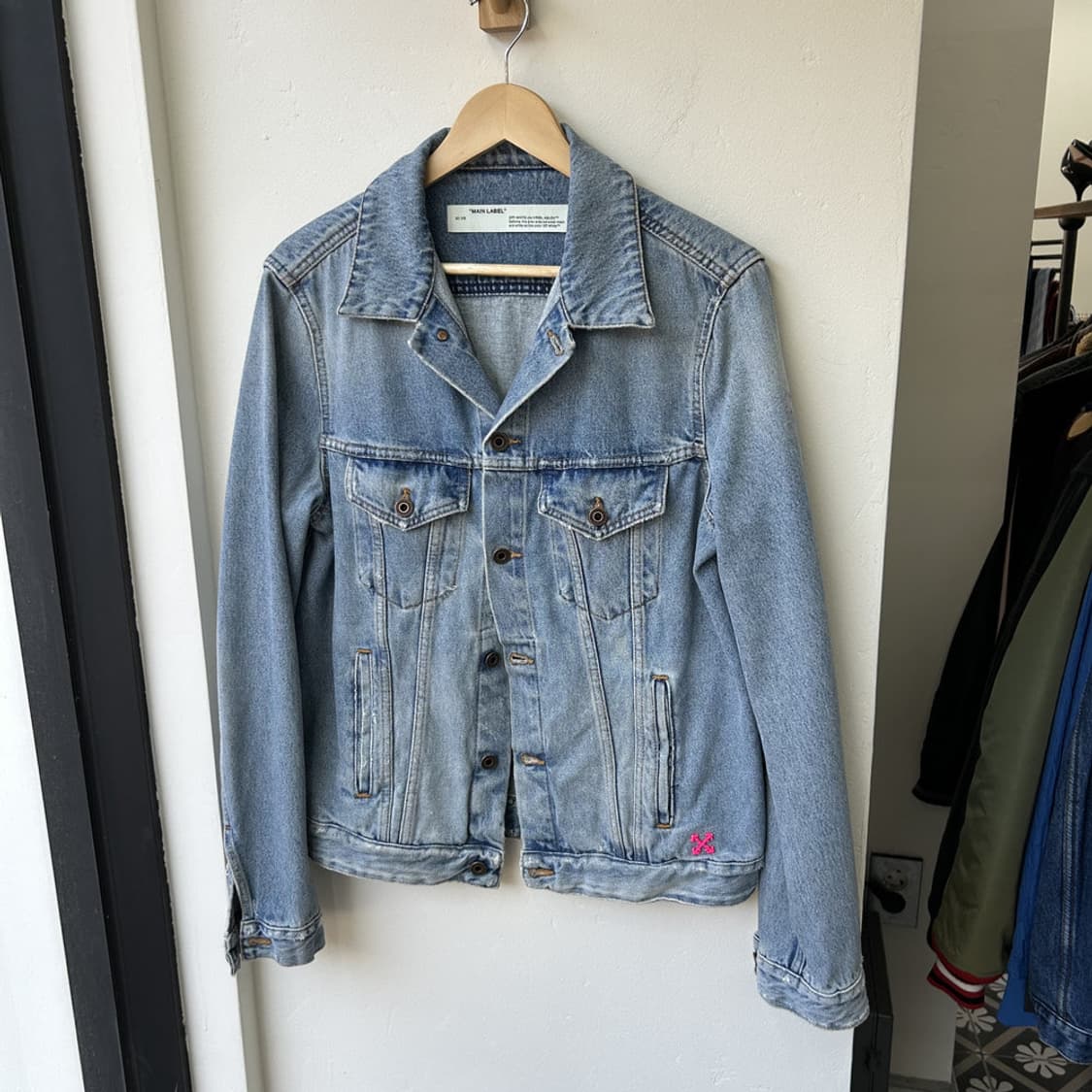 16643 - 19F/W 오프화이트 11주년 푸시아 데님 자켓 상품이미지3