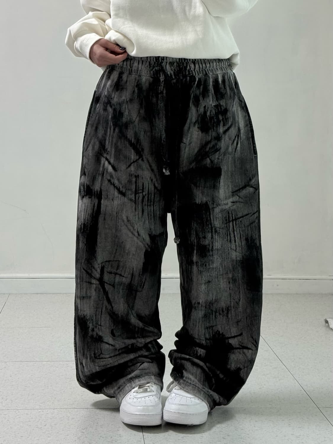 언더마이카 러프 오일 코팅 스웻팬츠 상품이미지1