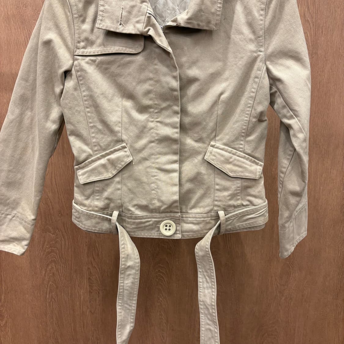 막스앤코 코튼 트러커 자켓 플랩 포켓 버튼 벨트 안감 퀄팅 디테일 베이지 상품이미지5