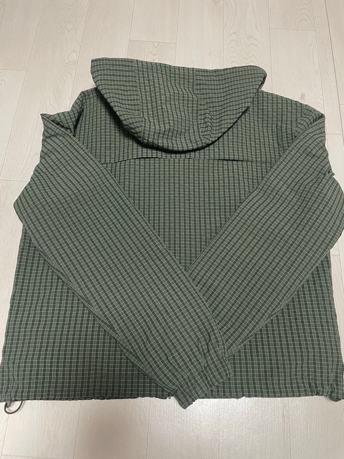 굿라이프웍스 데일리 체크 윈드브레이커 카키 XS사이즈 팝니다.  상품이미지2