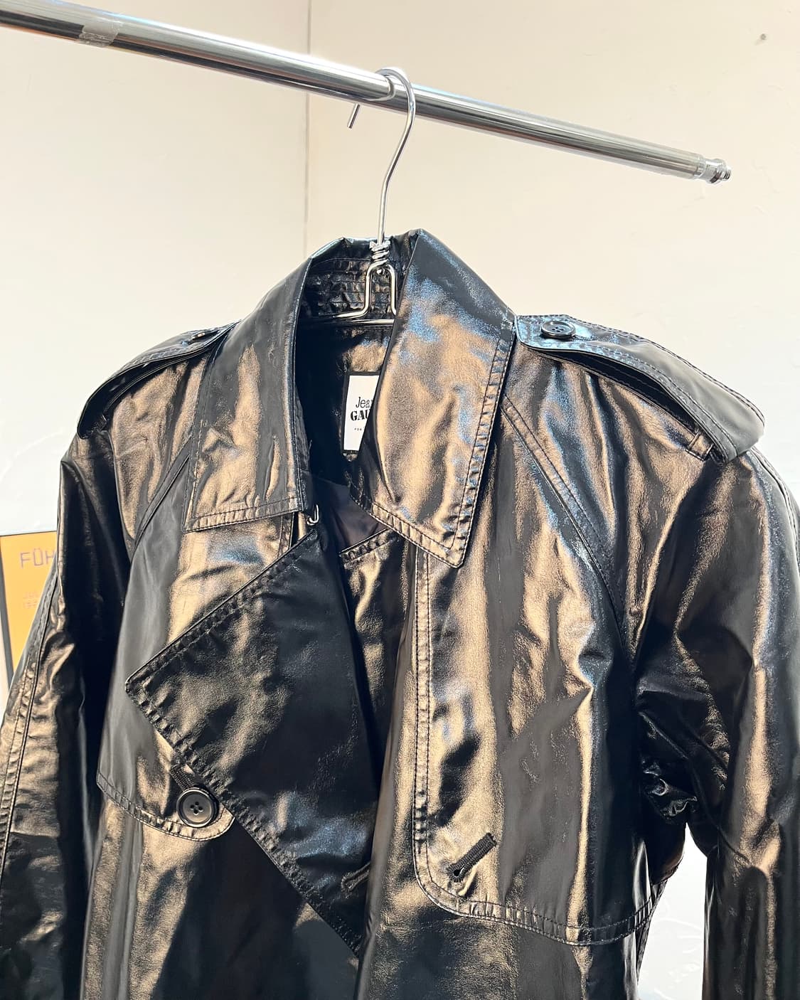 장 폴 고티에 에나멜 벨티드 트렌치 코트 상품이미지3