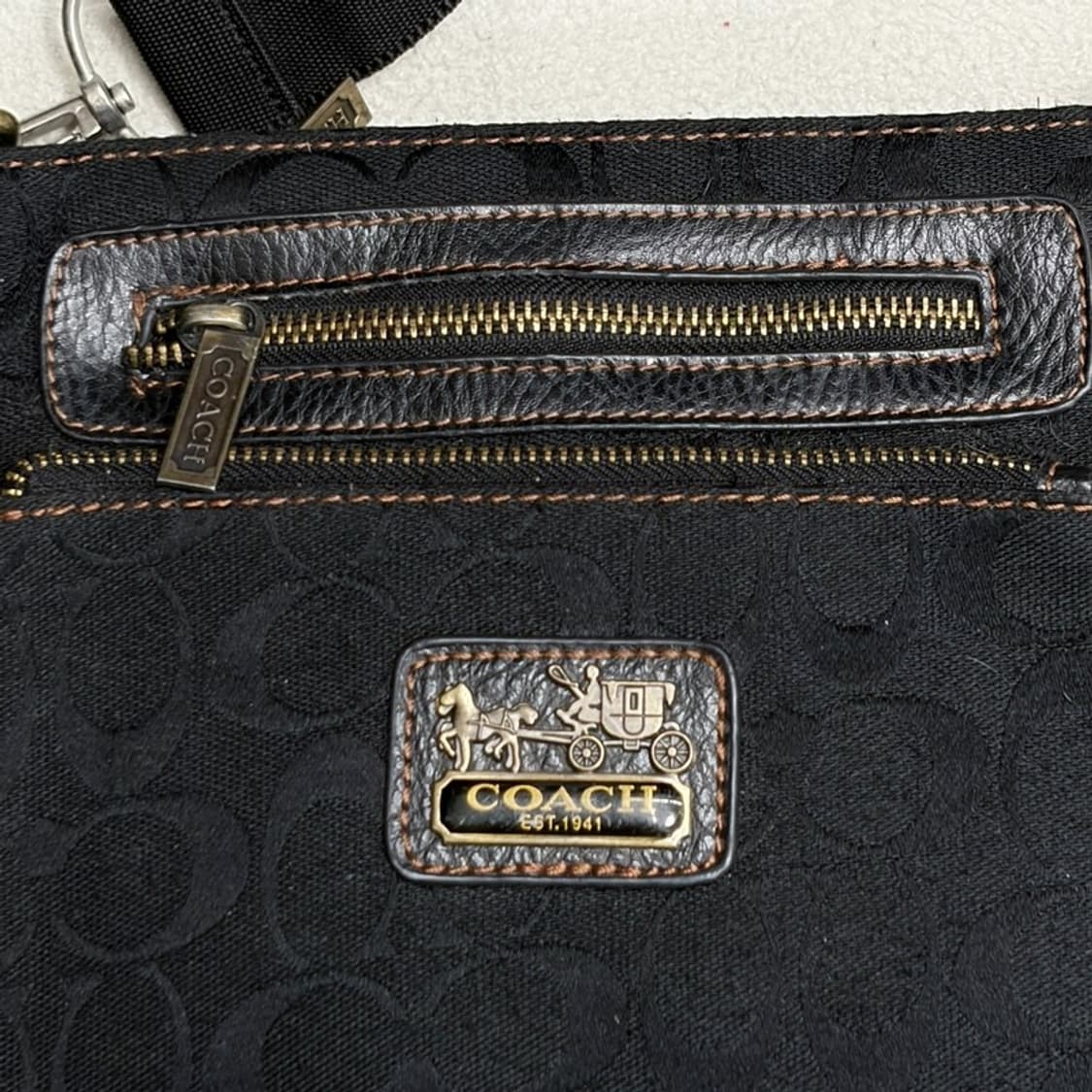 COACH 시그니처 블랙 크로스백 상품이미지2