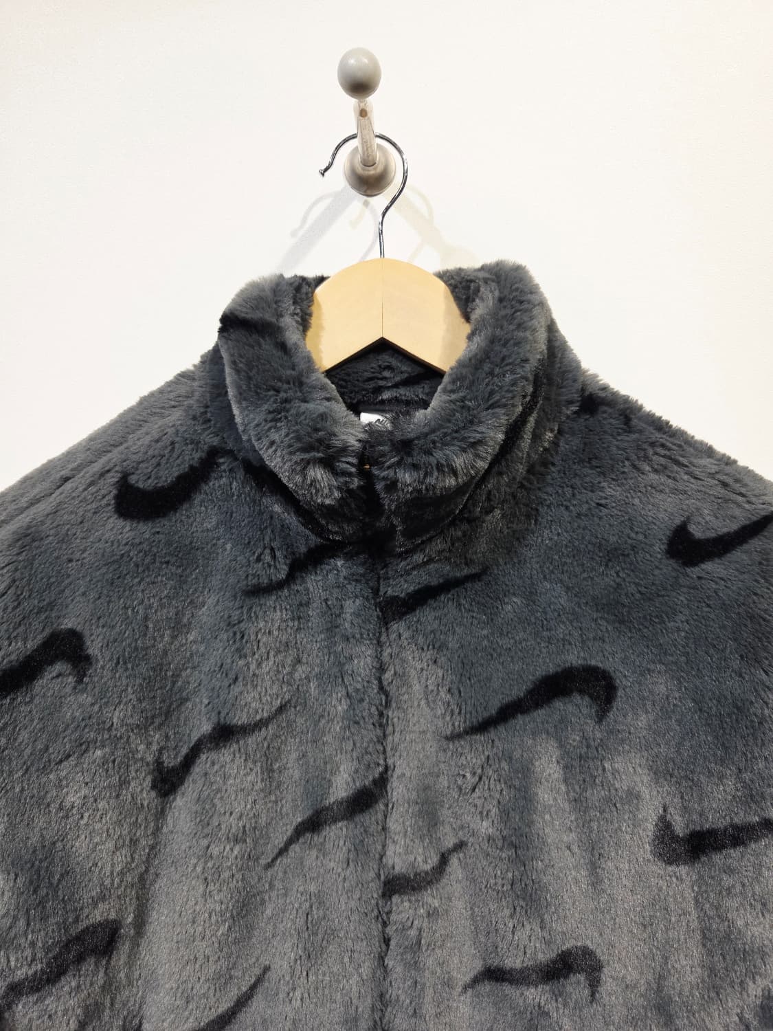 나이키 스우시 패턴 에코 퍼 자켓 상품이미지3