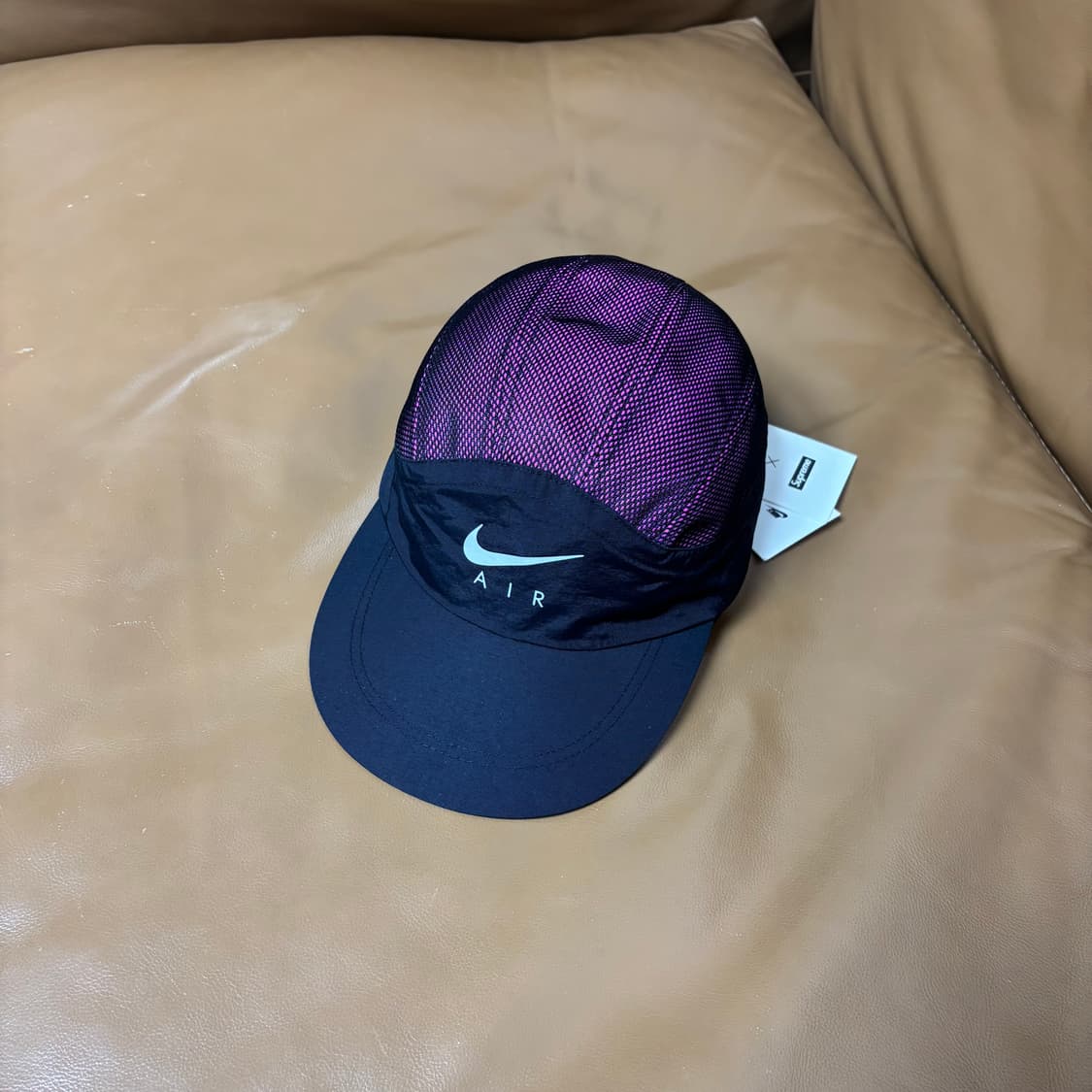 슈프림 x 나이키 트레일 블랙 퍼플 러닝 캠프캡 모자 (Black) 상품이미지1