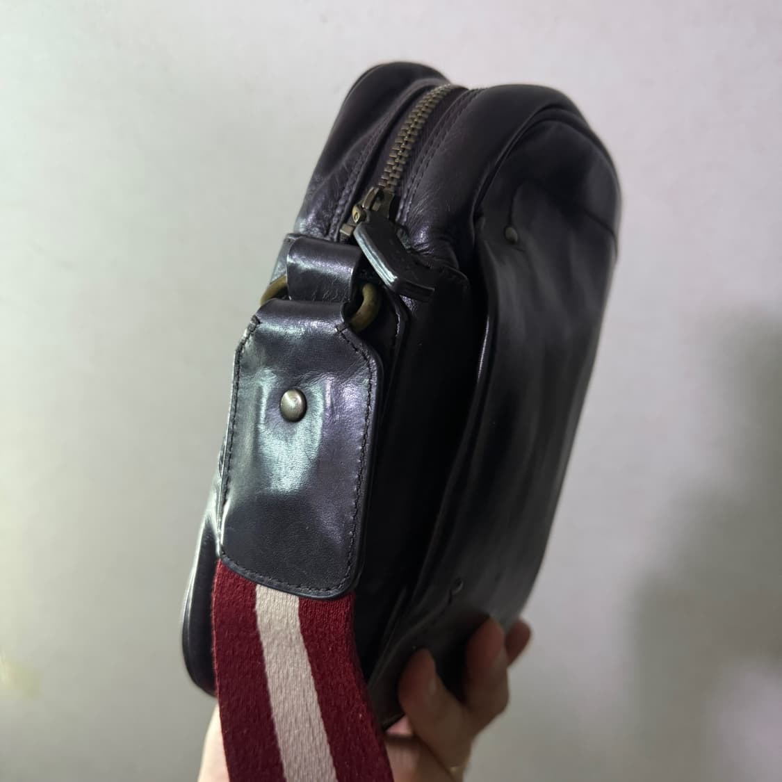 발리 남성 미니 크로스백 다크브라운 상품이미지8