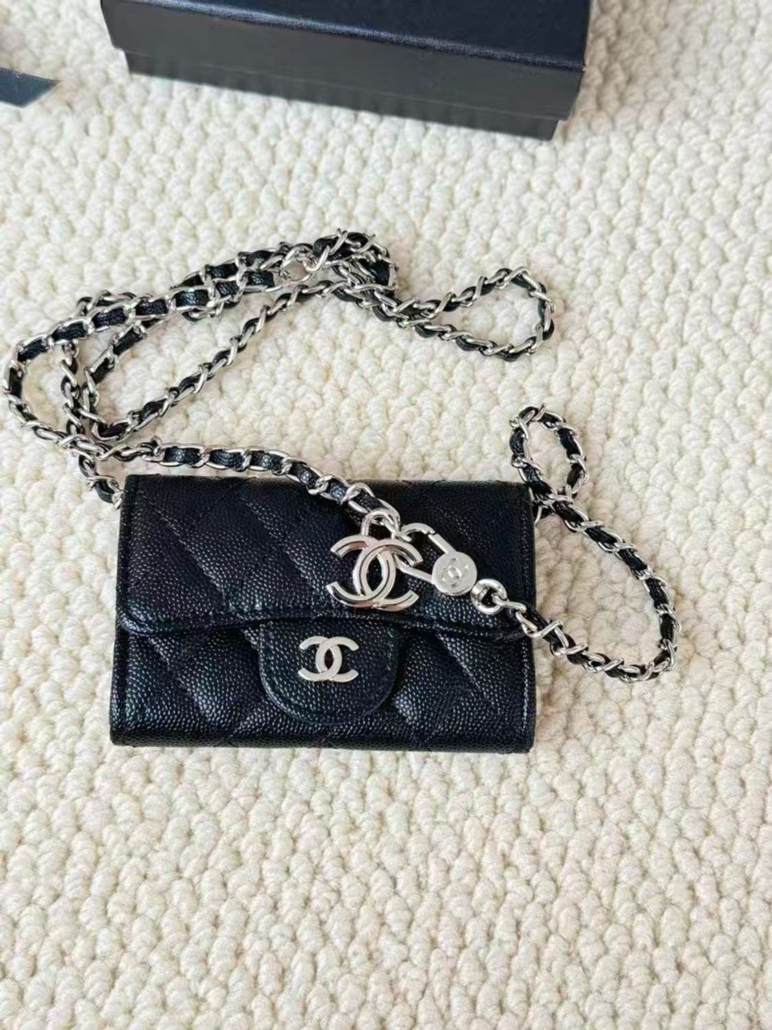 샤넬 클래식 카드 홀더 그레인드 카프스킨 & 실버 메탈 블랙 상품이미지1